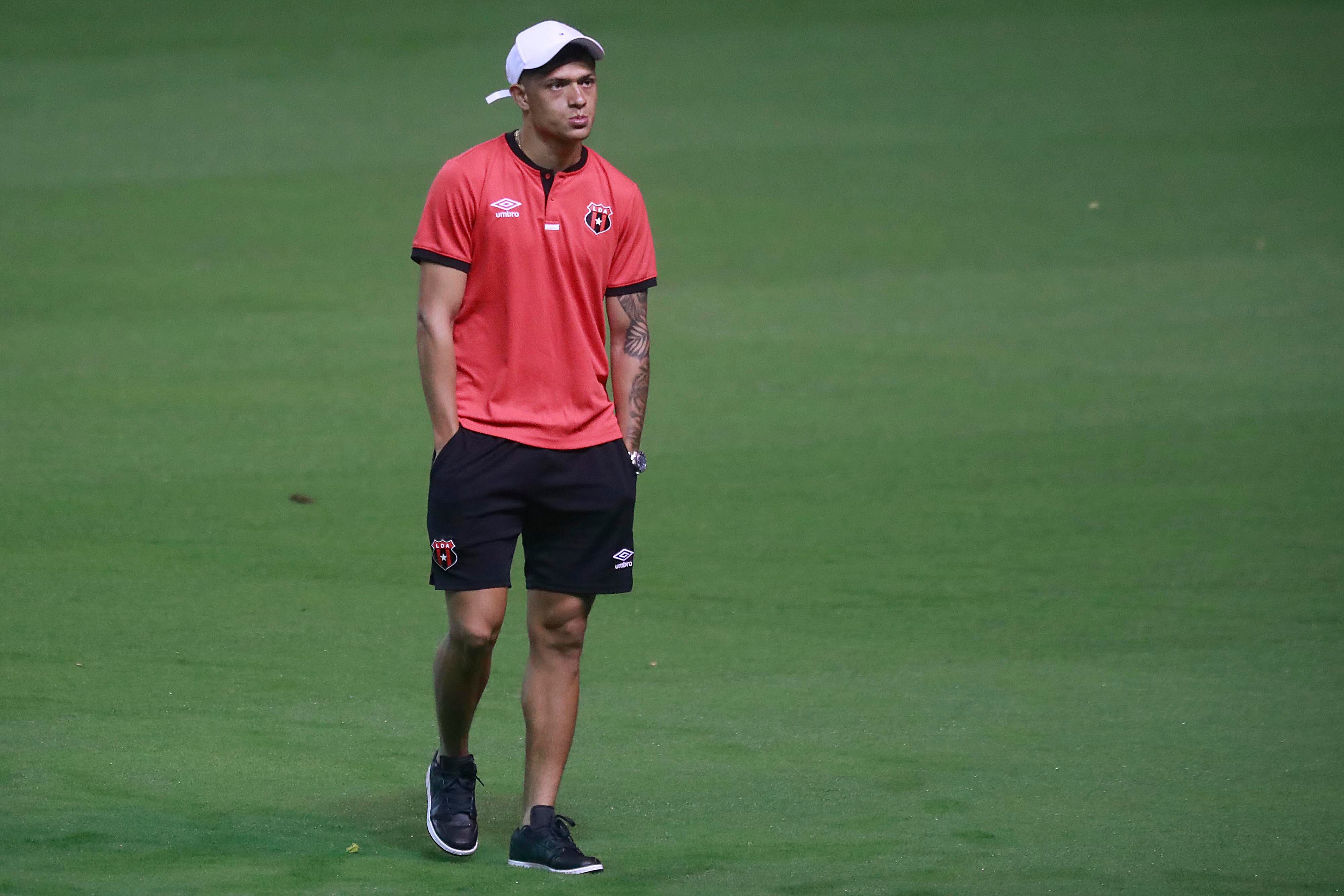 18/11/2023 Estadio Nacional, La Sabana. La Liga Deportiva Alajuelense y el Deportivo Saprissa se enfrentaron este sábado en una nueva edición del Clásico Nacional. Se dio en la final del Torneo de Copa, a estadio casi lleno, con la presencia de las dos aficiones más grandes del país. Suander Zúniga y Freddy Góndola, de Alajuelense.