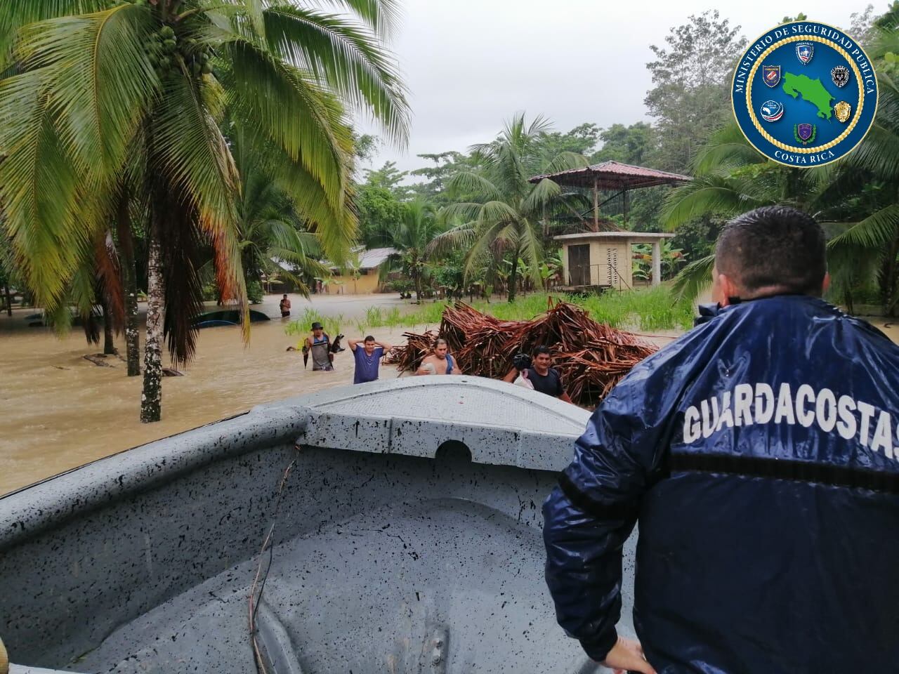 Aunque muchas casas de Matina están sobre pilotes, por la recurrencia de inundaciones, al desbordarse los ríos el nivel obligó a evacuar. Foto: Cortesía MSP.