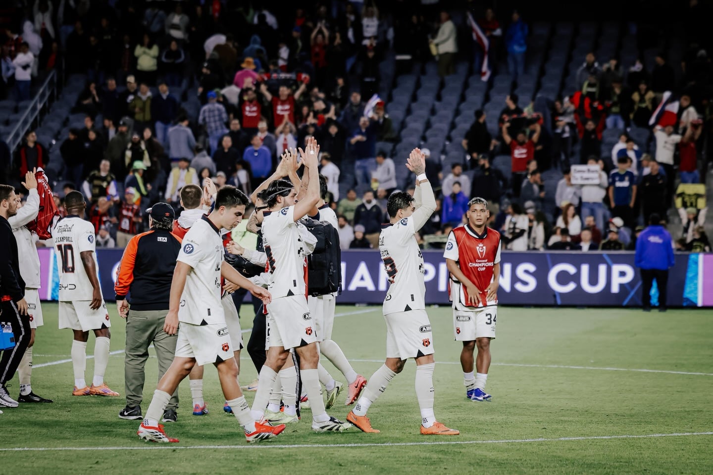 Santiago van der Putten hizo un partido muy correcto en el juego de ida de los octavos de final de la Copa de Campeones de Concacaf entre LAFC y Liga Deportiva Alajuelense.