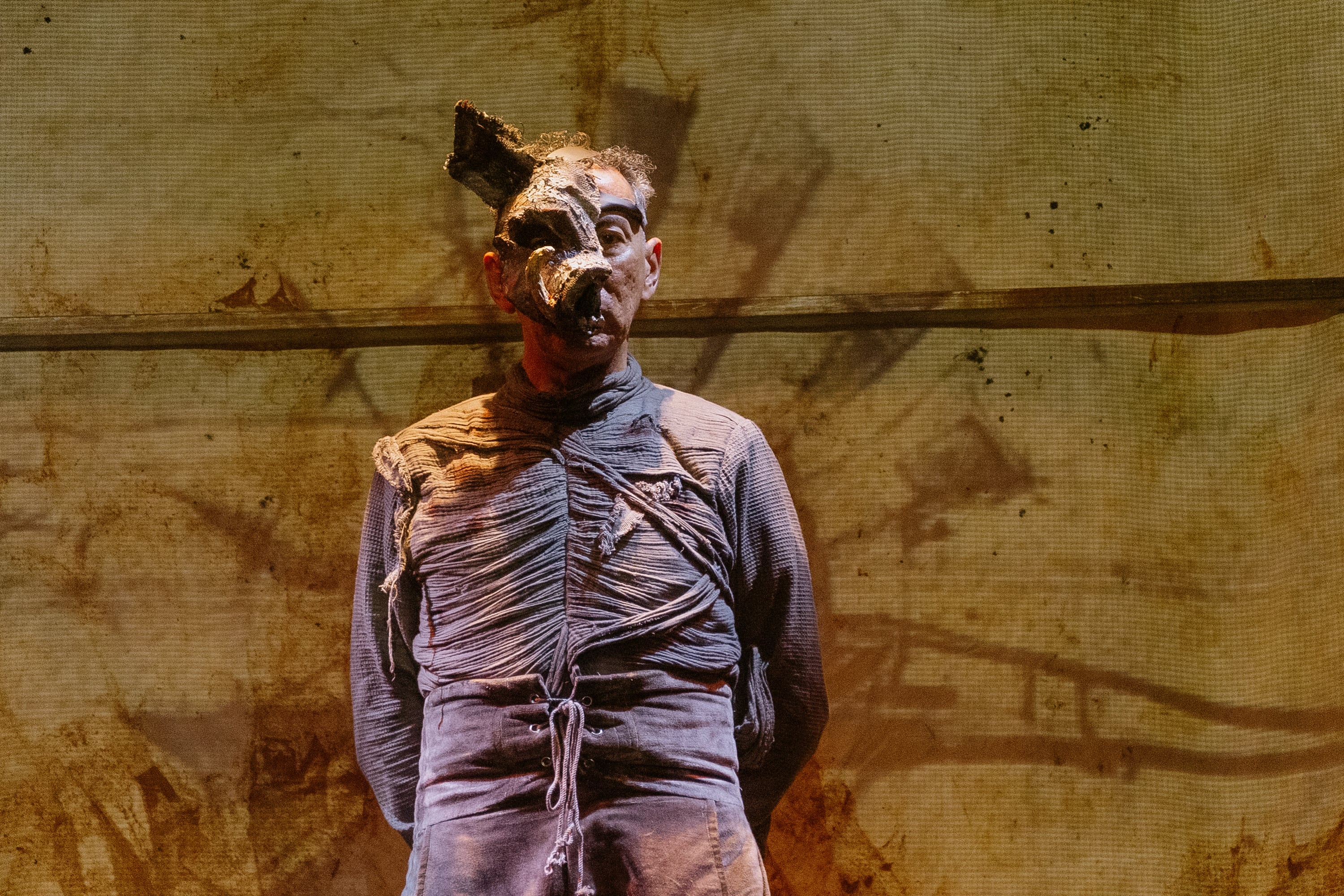 Lo que George Orwell escribió en 1945 se sigue sintiendo incómodamente cercano, y el Teatro Espressivo mete las manos entre el heno y la manipulación