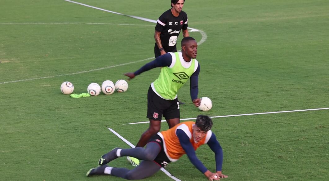 Alexandre Guimaraes dijo sentirse contento con lo que ha visto de Joel Campbell durante esta semana de prácticas en Liga Deportiva Alajuelense.