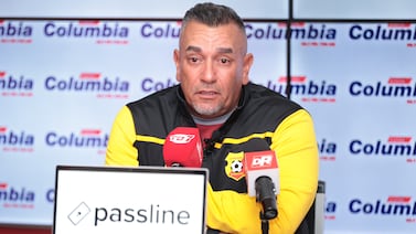 José Giacone sonríe de forma sarcástica tras afirmación de Hernán Medford que le incomodó