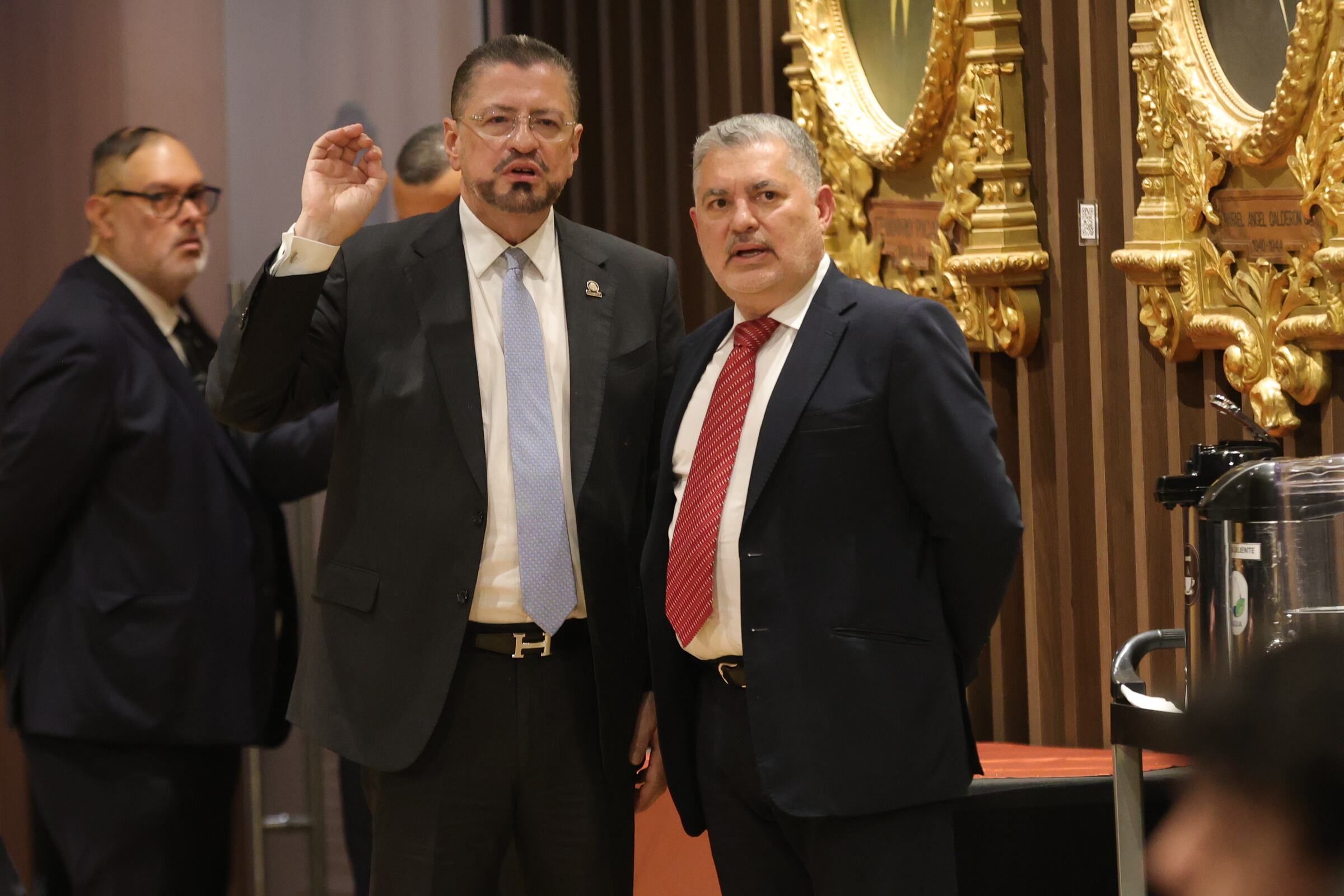22/08/2025 El presidente de la República, Rodrigo Chaves, comparece hoy en el Salón de Expresidentes y Expresidenta de la República, ante la comisión legislativa especial encargada de determinar si procede abrirle una causa penal en su contra. y ministro de Cultura Jorge Rodríguez. Foto John Durán