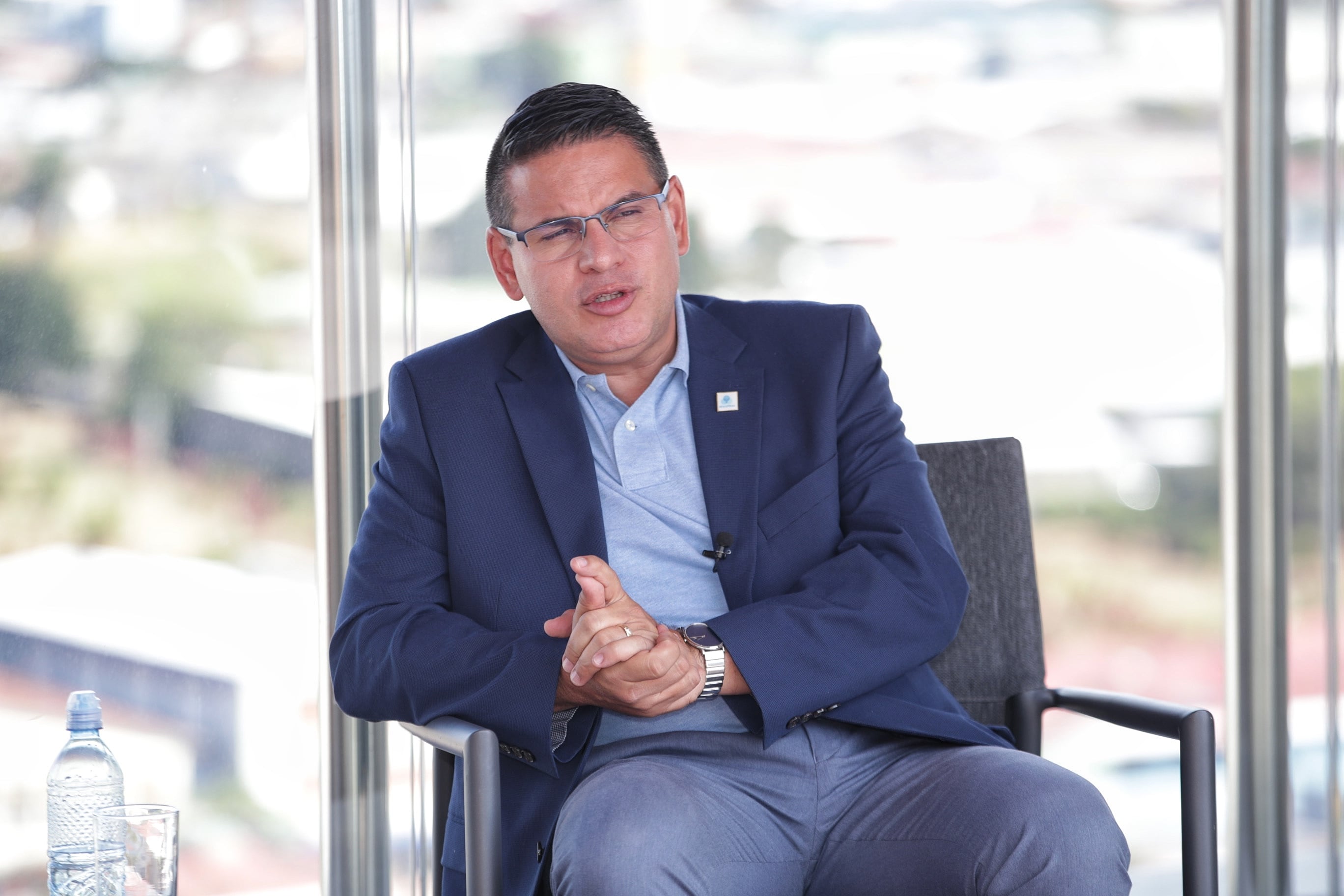 El diputado Fabricio Alvarado sufrió un accidente de tránsito junto a sus hijas. Esta imagen lo muestra durante la campaña electoral del 2022, en la que fue candidato presidencial.