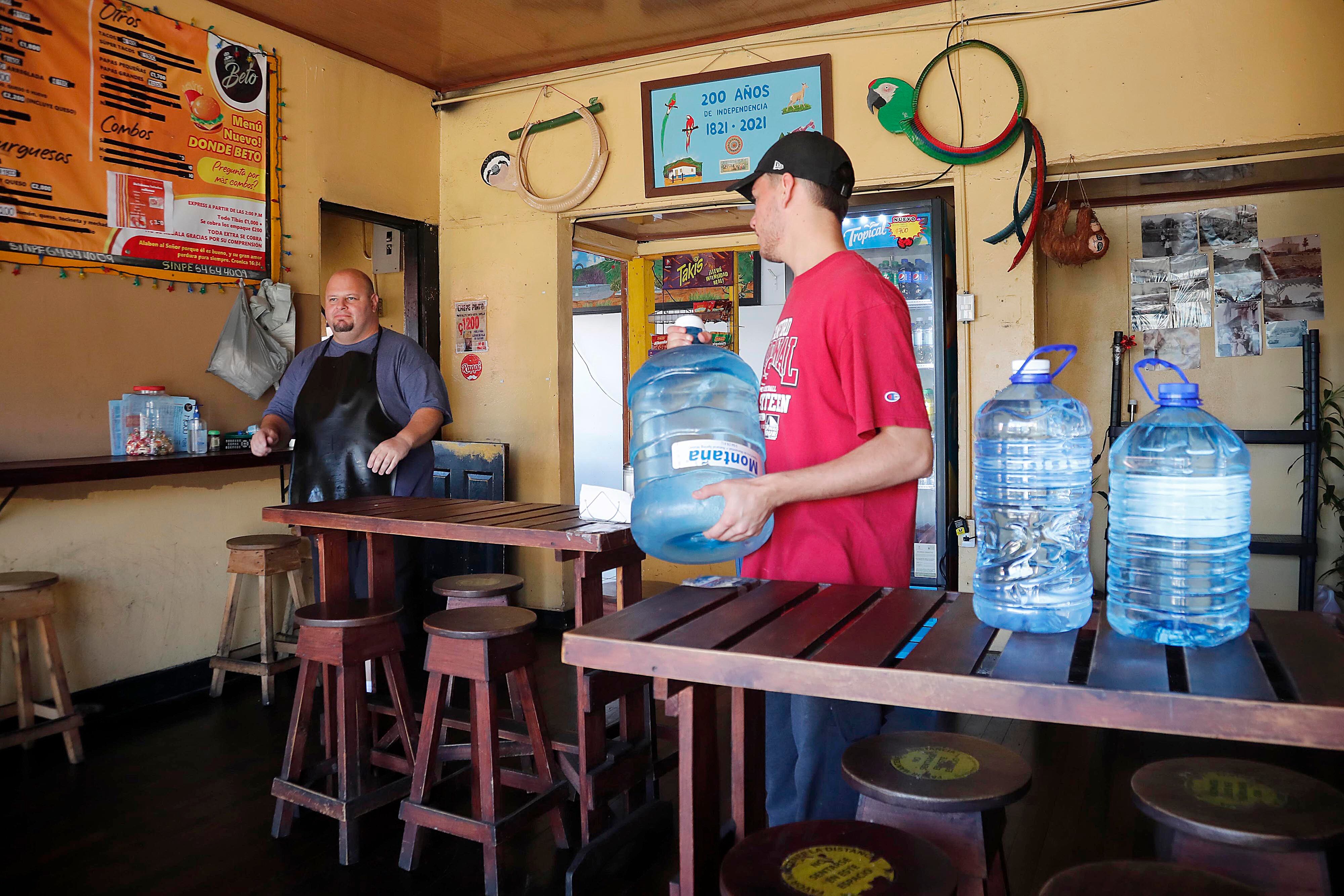 31/01/2024 Recorrido por Moravia, Guadalupe y Tibás, cantones afectados por el agua contaminada y en los que las imágenes de la gente haciendo fila con recipientes para recoger agua que llevan los camiones repartidores son recurrentes. Pese a la crisis este lavacar operaba con relativa normalidad en el centro de Moravia, a las 9:21 a.m. Foto: Rafael Pacheco Granados