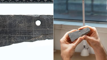 Pizarra escolar de la era victoriana aparece enterrada en Londres con marcas de niños