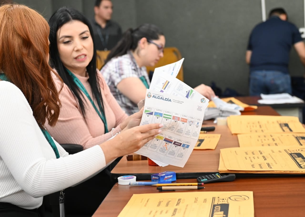Escrutinio y conteo de votos inició este martes, en las oficinas centrales del TSE. Fotos: Albert Marín