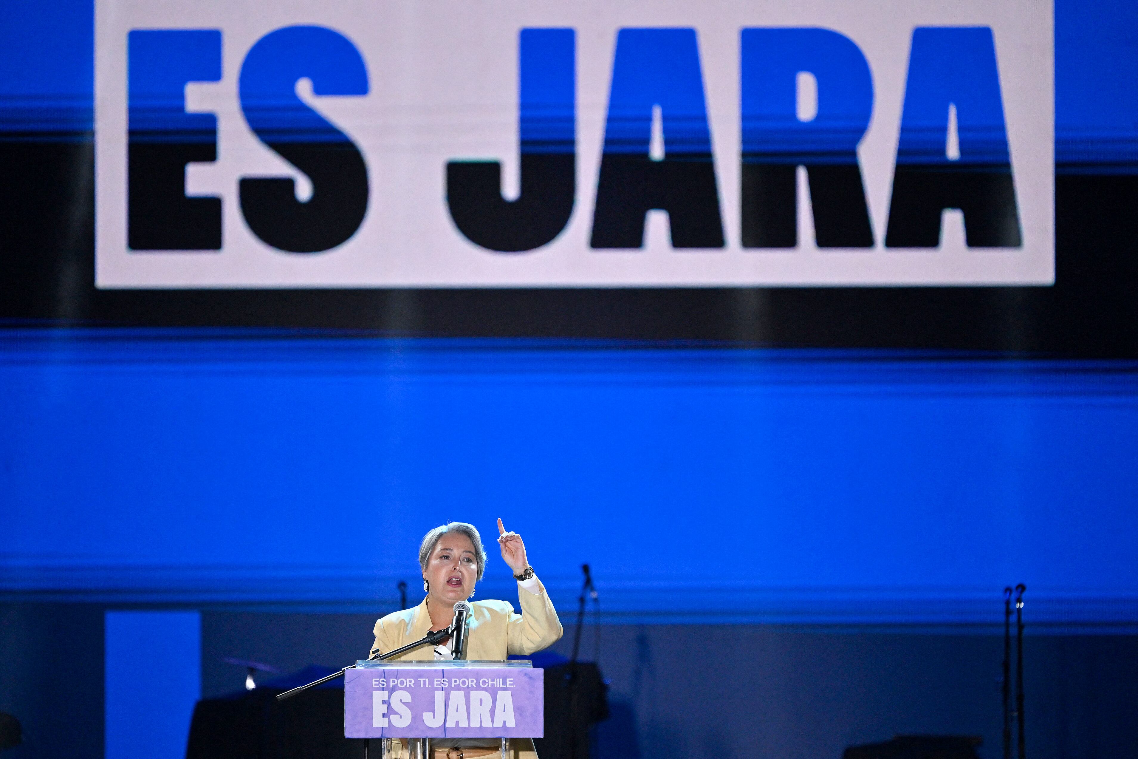La candidata presidencial chilena Jeannette Jara, de la coalición Unidad por Chile, habló a sus seguidores durante el mitin de cierre de su campaña en Valparaíso este jueves 13 de noviembre. Fotografía: