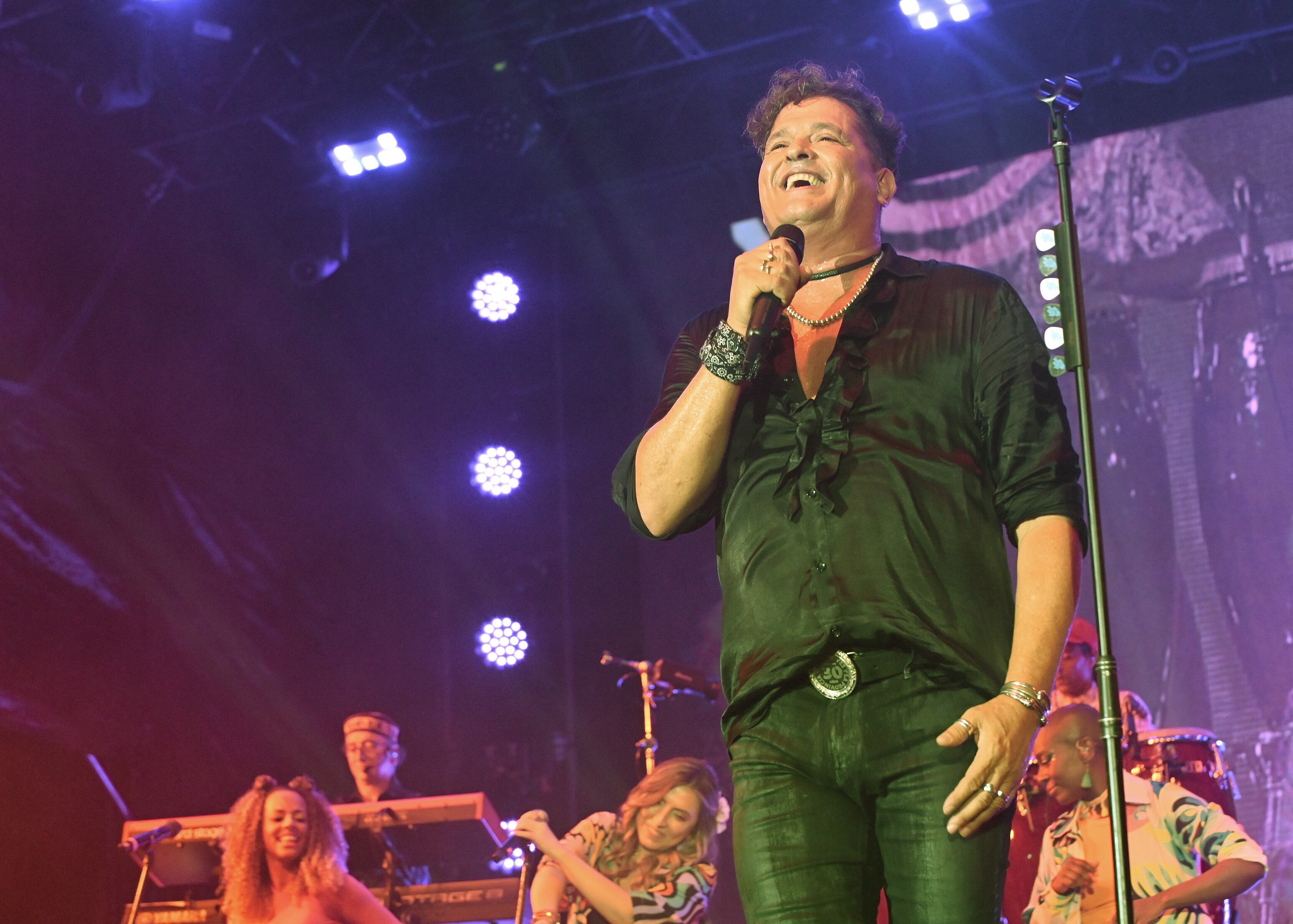 Foto de Carlos Vives cantando en concierto.