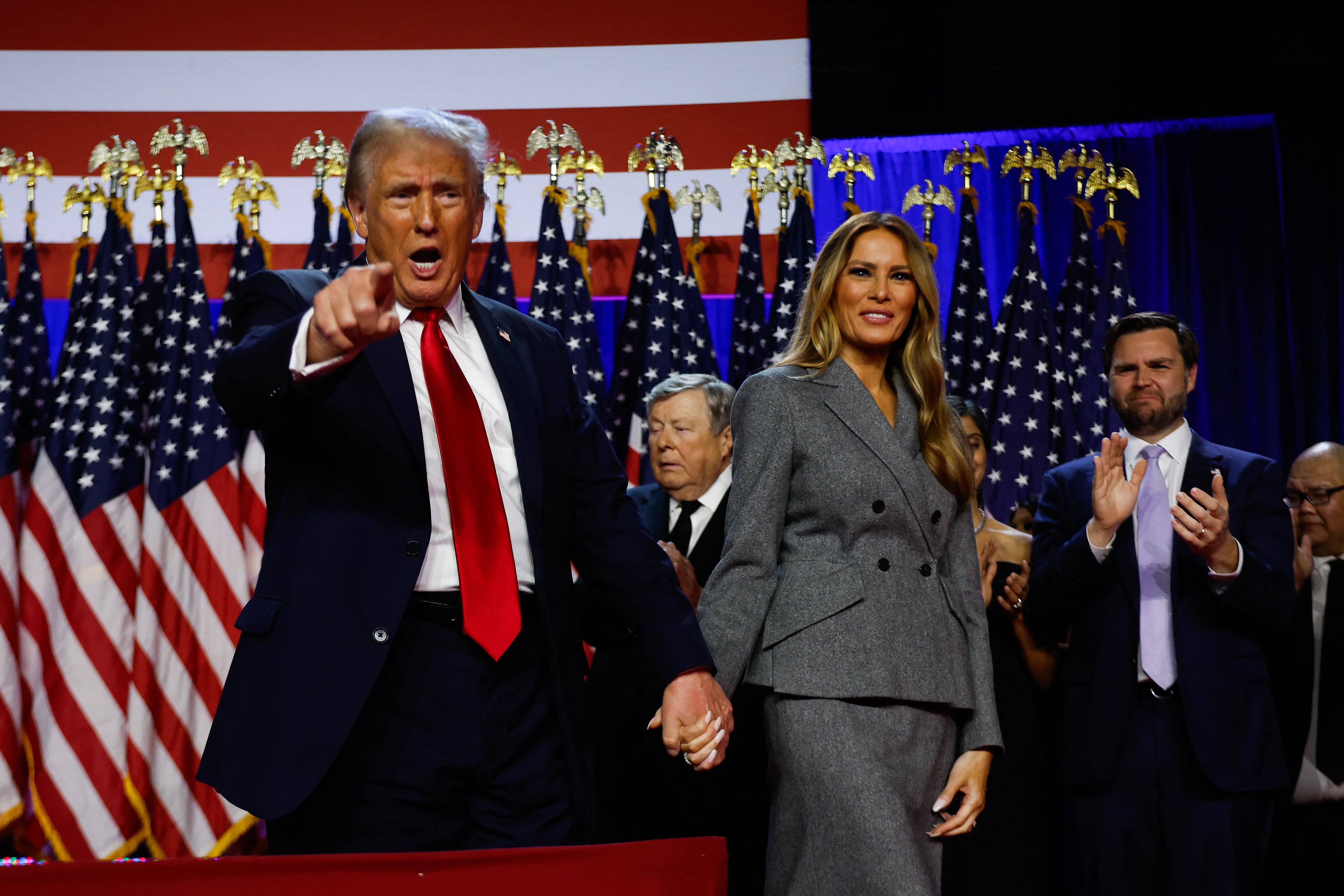 Donald Trump y Melania en un acto político, destacando cómo el populismo apela a las sensibilidades e identidades de los votantes.