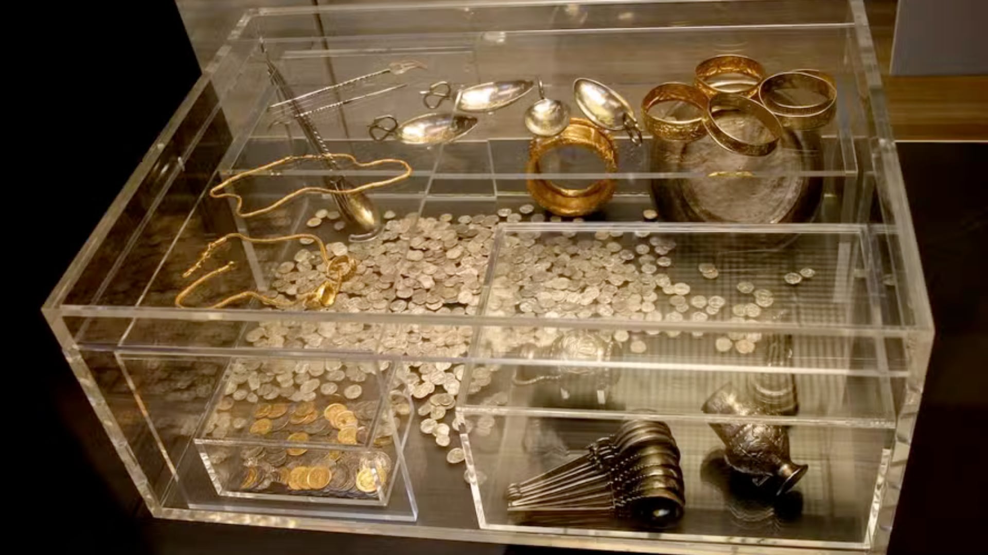 Un agricultor y un aficionado a la detección de metales encontraron por accidente un tesoro romano del siglo V enterrado en Hoxne.