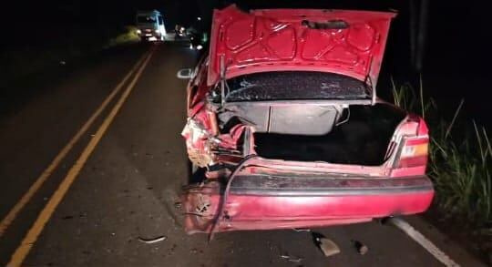 En la imagen el vehículo varado contra el cual colisionó el joven.