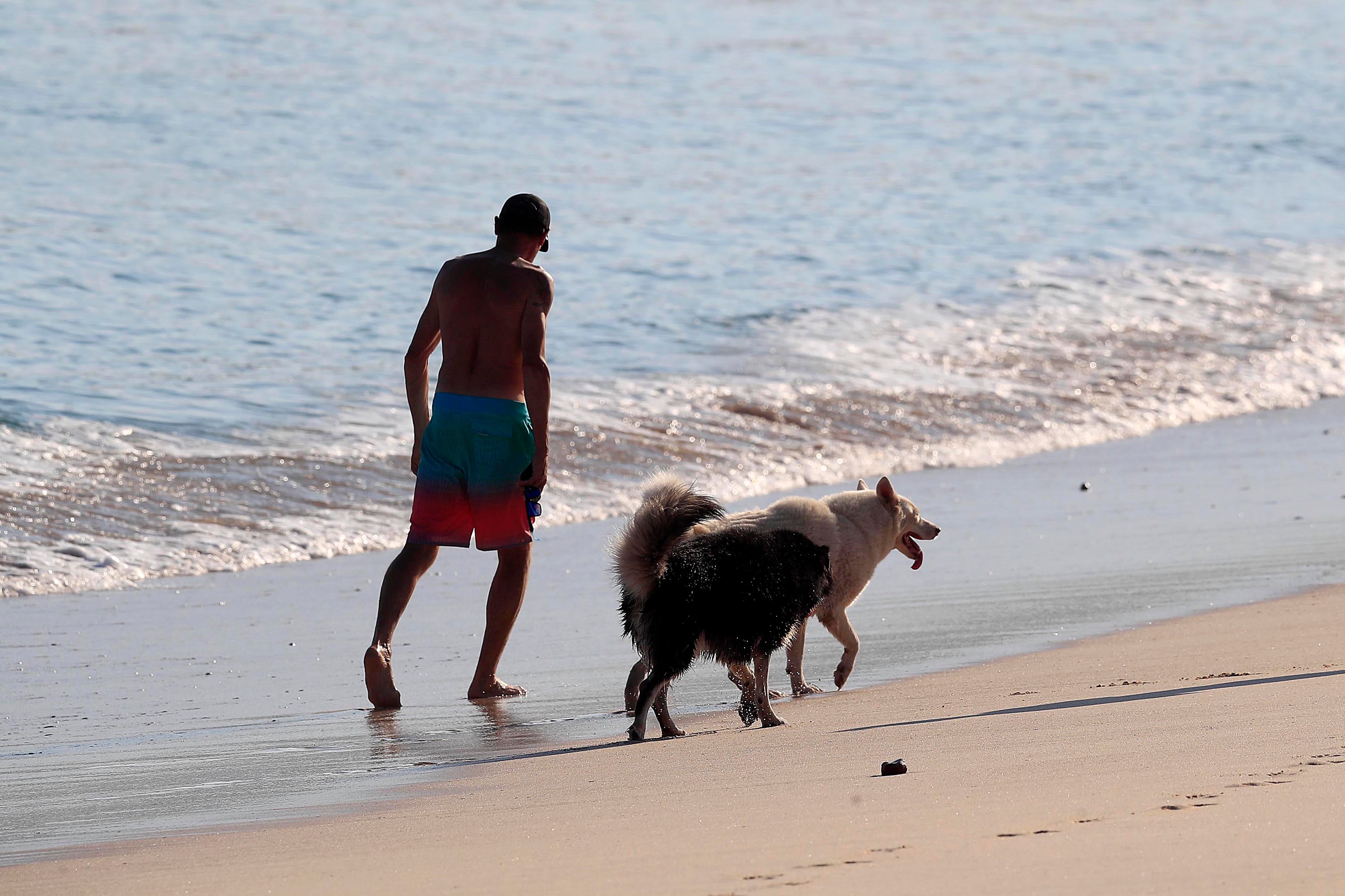 10/03/2024 Playa Conchal, Guanacaste. Arena, playa y sol... y los turistas que llegan a disfrutar de las buenas condiciones del clima, con cielo azul despejado, eso sí con mucho calor. Foto: Rafael Pacheco Granados