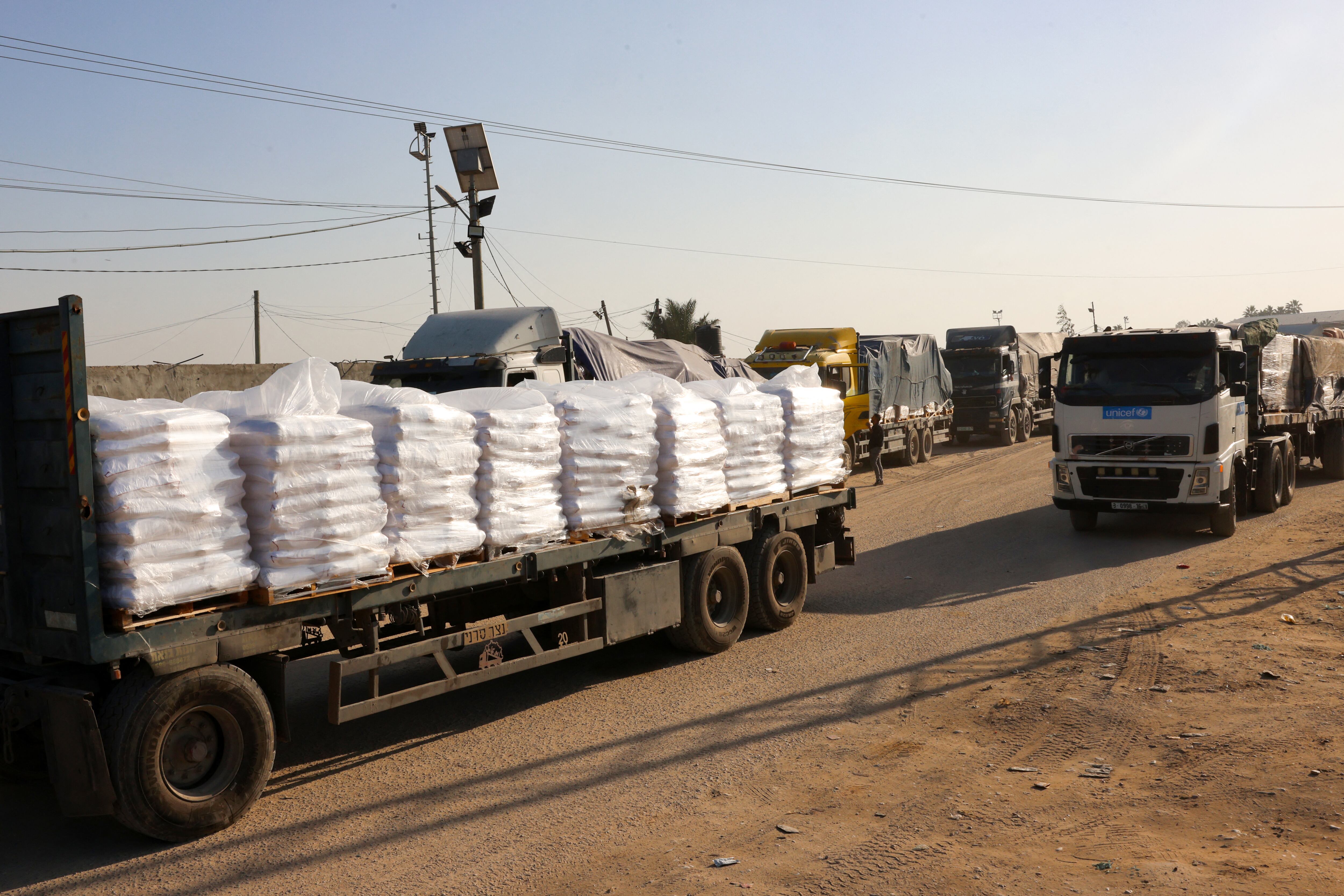 Los camiones que transportan ayuda humanitaria ingresan a la Franja de Gaza a través del cruce de Rafah con Egipto.