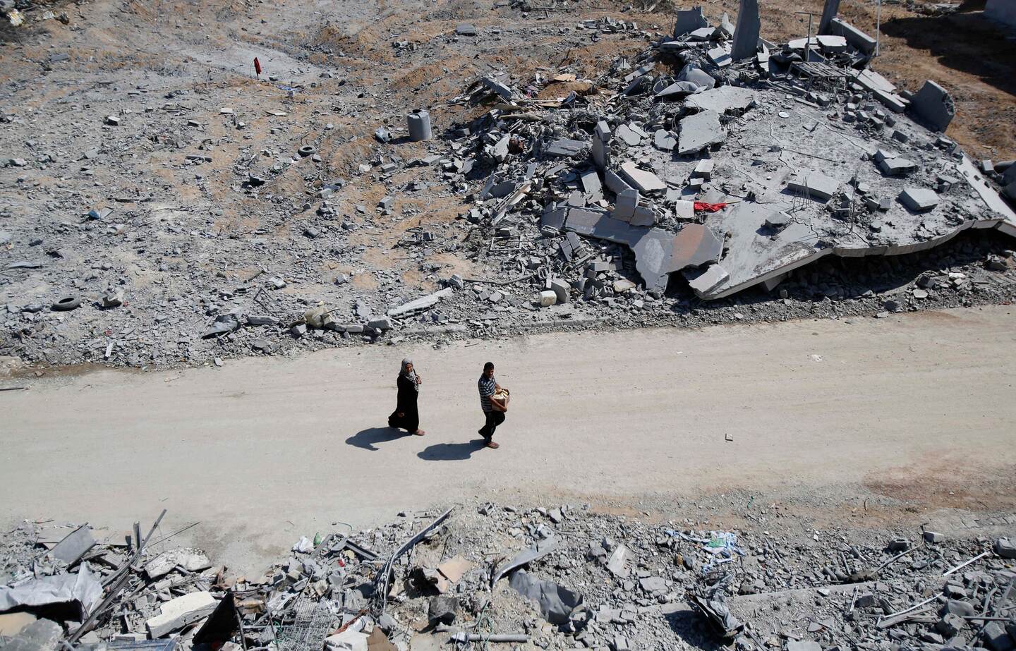 La vida resurgía en el enclave palestino de 362 kilómetros cuadrados y 1,8 millones de habitantes, confrontado desde el 8 de julio a una ofensiva israelí que ha dejado más de 2.000 muertos, en su mayoría civiles.