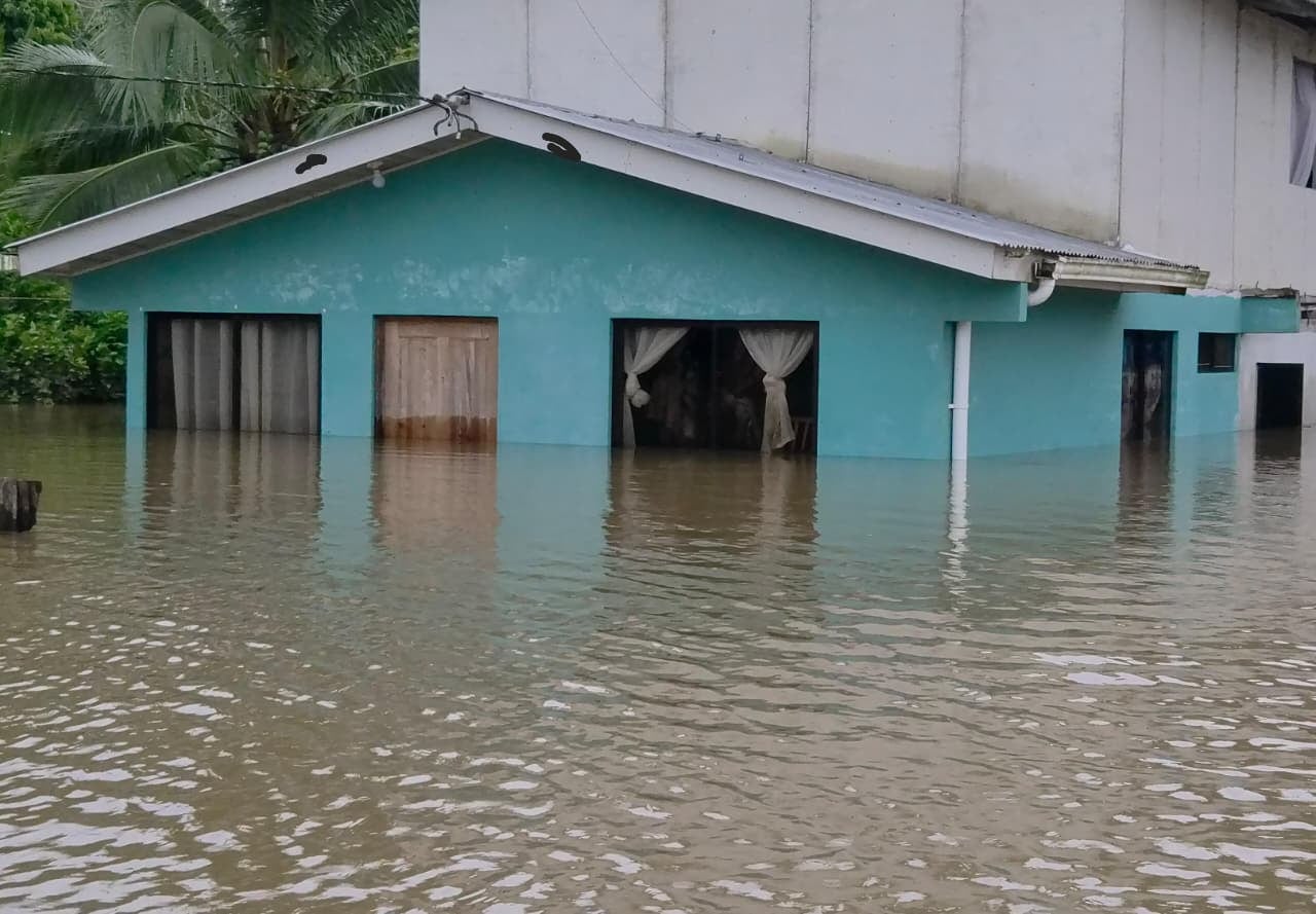 Las fuertes lluvias de la noche y madrugada provocaron que el nivel del agua creciera varios metros hasta afectar viviendas. Esto ocurrió en Siquirres, Limón.
