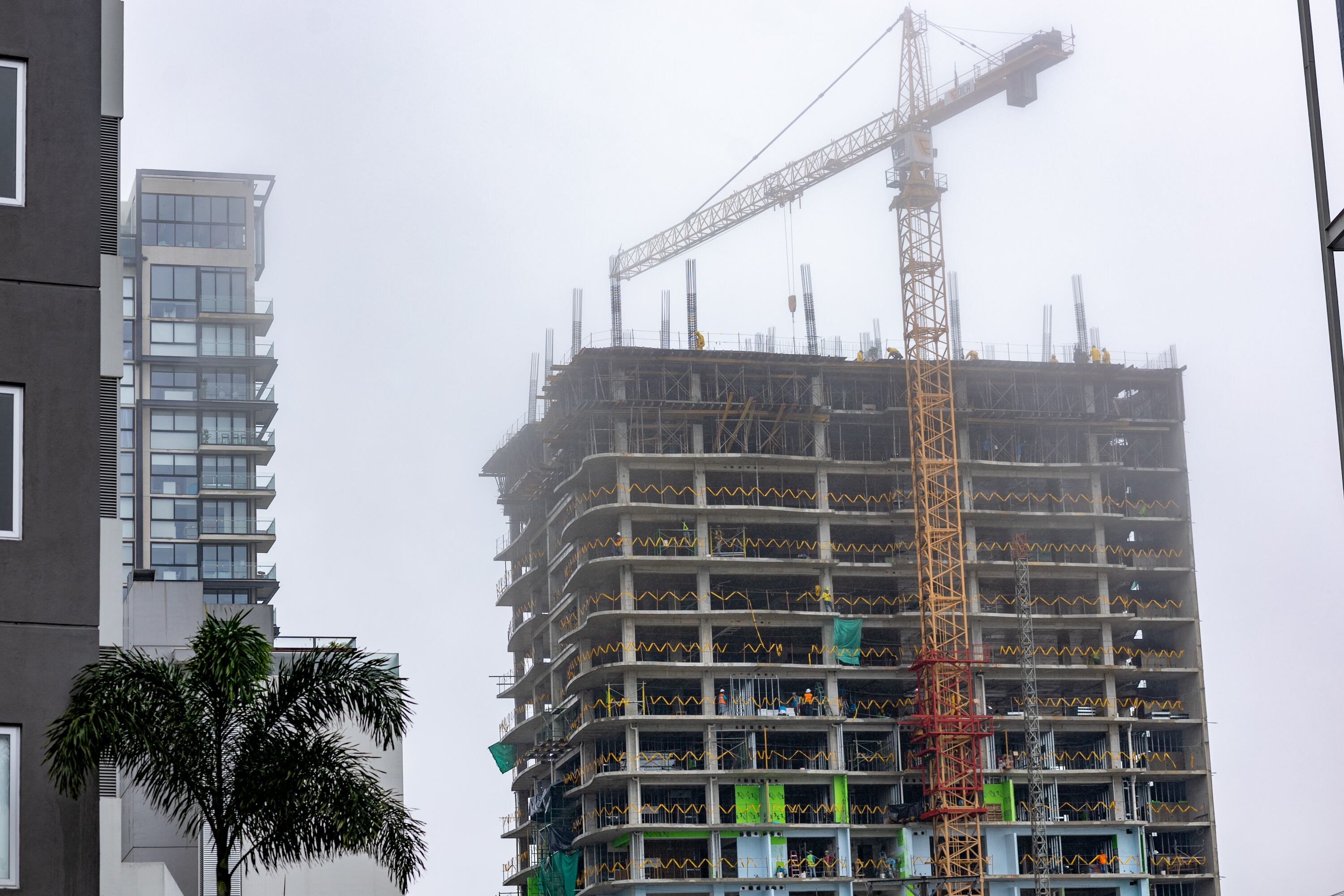 Construcción de un edificio de apartamentos en Rohrmoser, en San José.