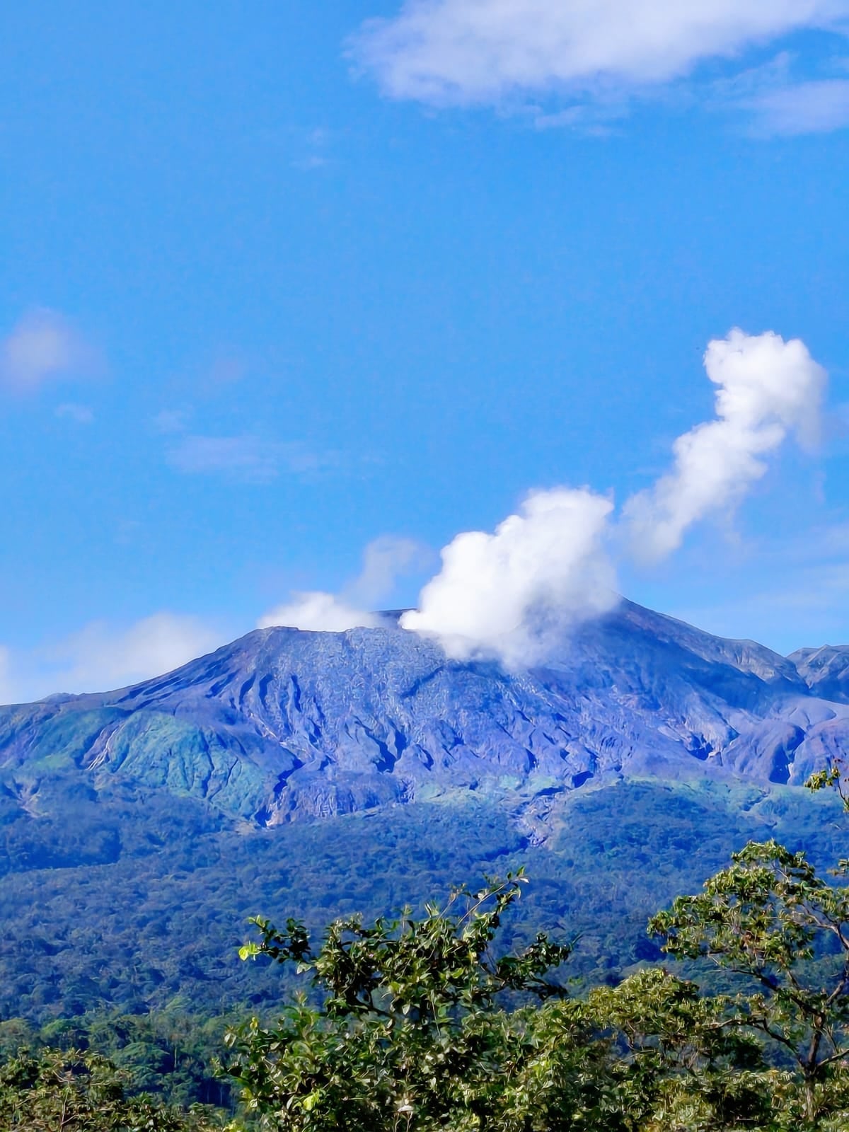 Vulcanólogo inspeccionó un cráter del volcán Rincón de la Vieja tras recientes erupciones moderadas.