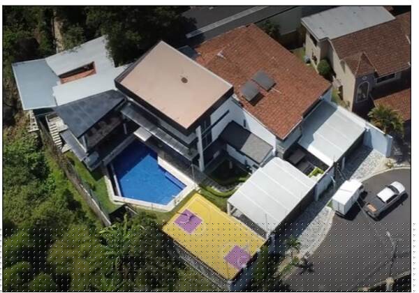 En nuestro país el líder del grupo al parecer es un hombre de apellidos Lozano Bonilla, quien vivía en esta lujosa casa con piscina en Curridabat. Foto: Cortesía