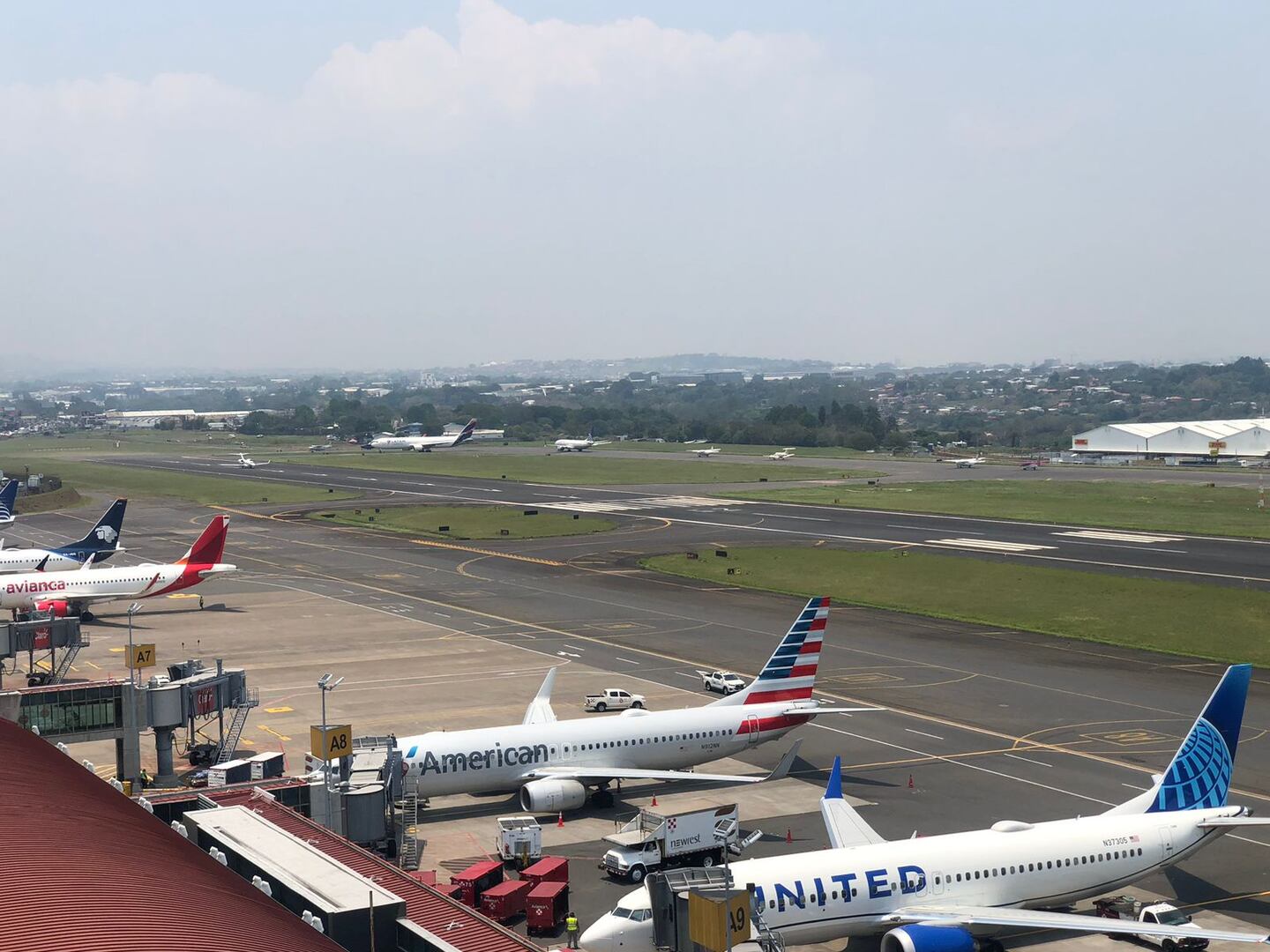 Primeros pasajeros estrenan nueva terminal en aeropuerto de Liberia ...