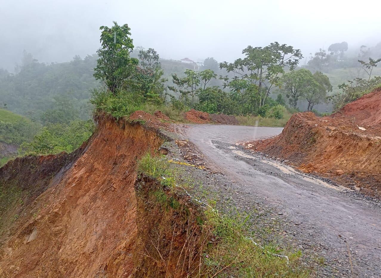 La ruta 335, en el tramo San Ramón-Santa Eduviges (Pérez Zeledón) está cerrada. El MOPT alertó de que hay conductores que se arriesgan a pasar por aquí pese a los daños causados por las lluvias. Foto: MOPT