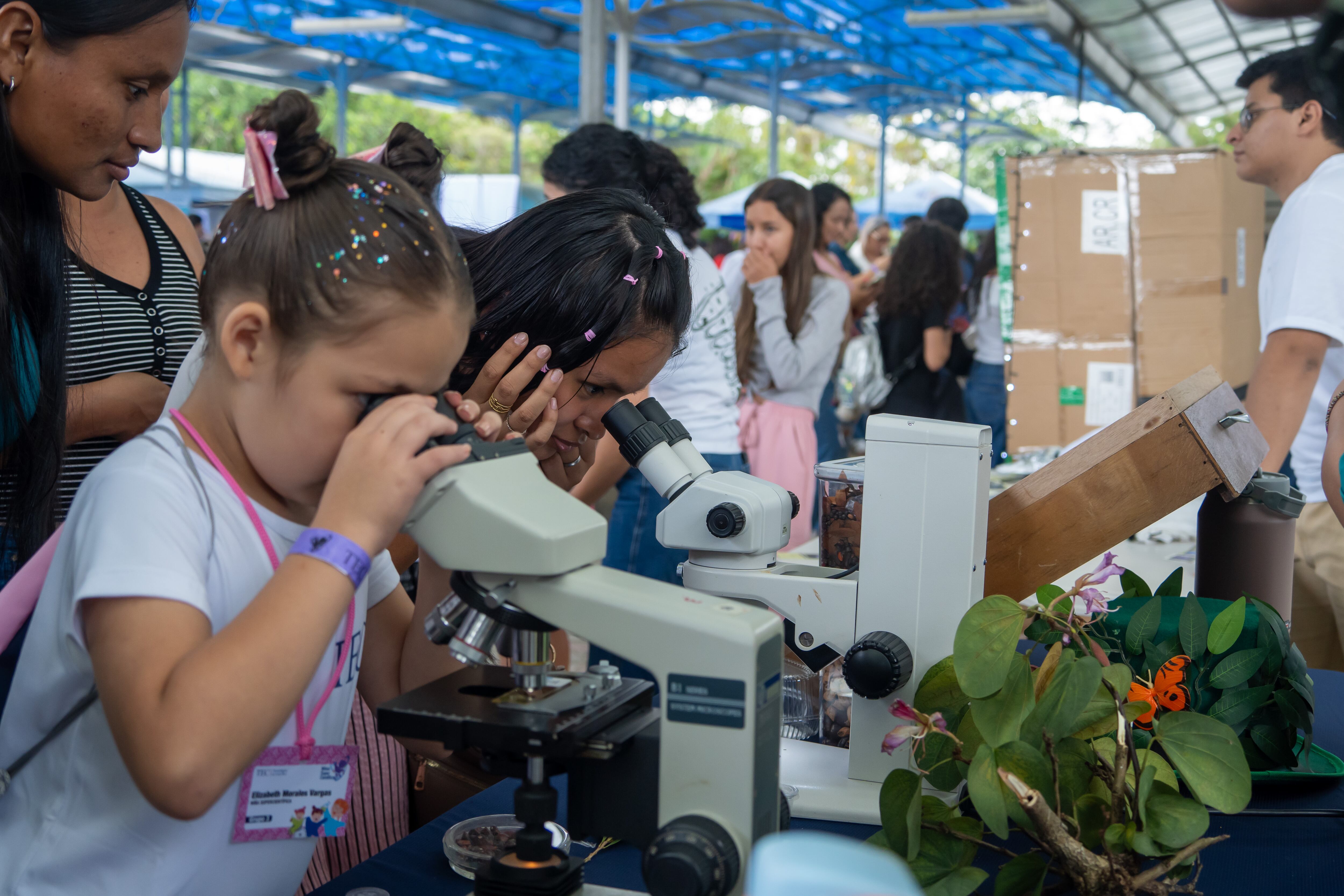 Las niñas realizaron actividades según su nivel educativo: monitoreo ambiental, óptica, realidad aumentada y física, guiadas por profesoras y estudiantes del TEC.