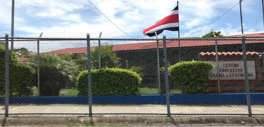 Escuela Isabel La Católica está ubicada en Santa Ana. Padres reclaman por daños en infraestructura del centro educativo