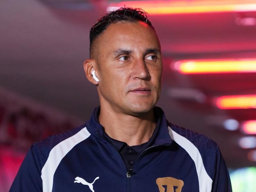 Keylor Navas a su llegada al estadio de Atlas con el resto del plantel de Pumas.