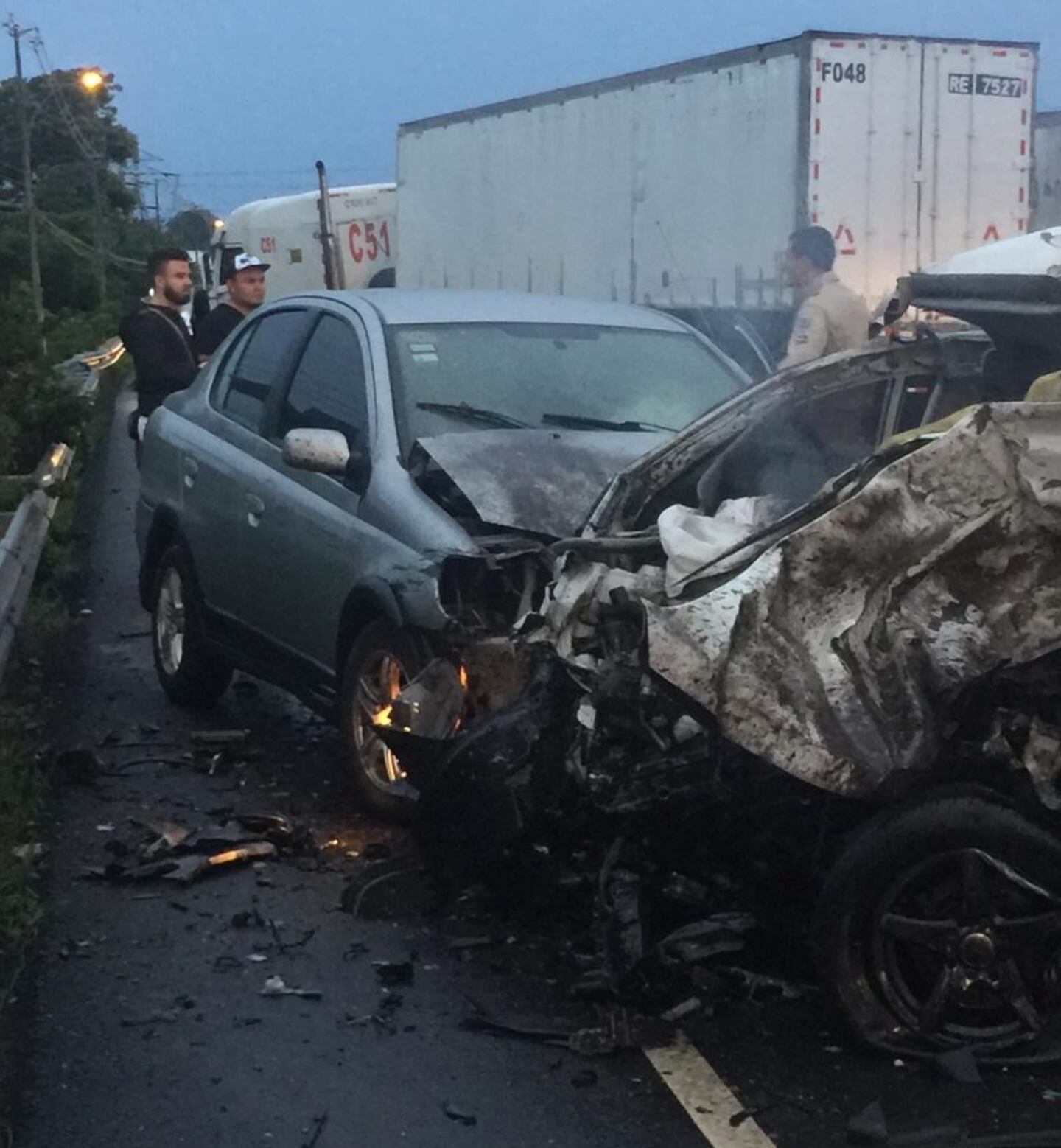 Conductor muere al invadir carril contrario y chocar contra tráiler en ...