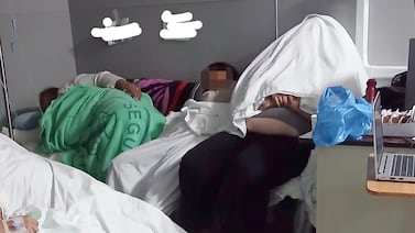 Paciente muestra imágenes y video de cómo esperan por una camilla en Hospital de Liberia: llevan días en una silla