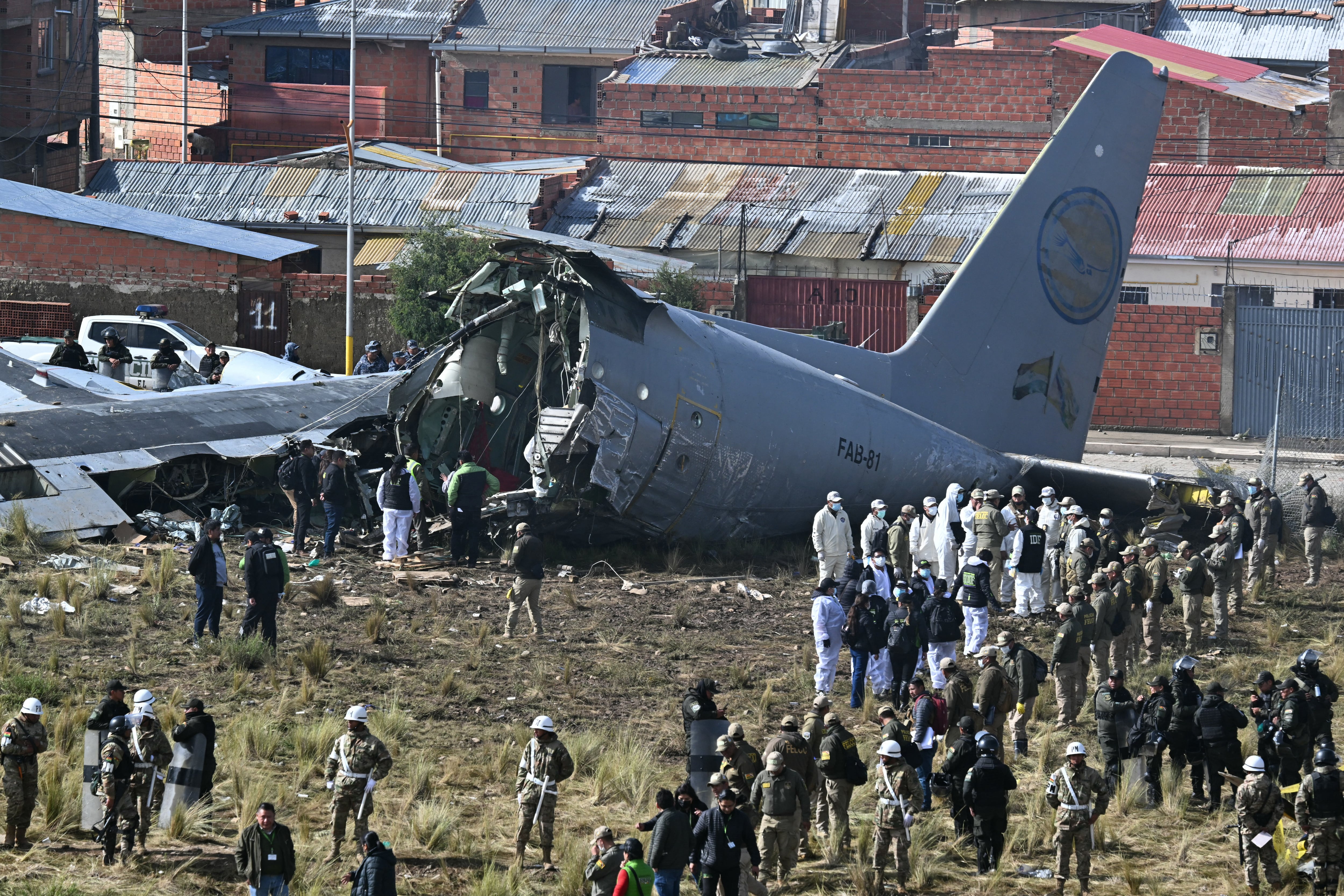 Equipos de rescate, personal militar y agentes forenses trabajan en el lugar del accidente del avión Lockheed C-130 (FAB-81) de la Fuerza Aérea Boliviana en El Alto, cerca de La Paz, el 28 de febrero de 2026. Al menos 20 personas murieron el 27 de febrero en un accidente de avión militar en Bolivia que transportaba dinero en efectivo y se estrelló al aterrizar en el aeropuerto de El Alto, cerca de La Paz, según informaron las autoridades.