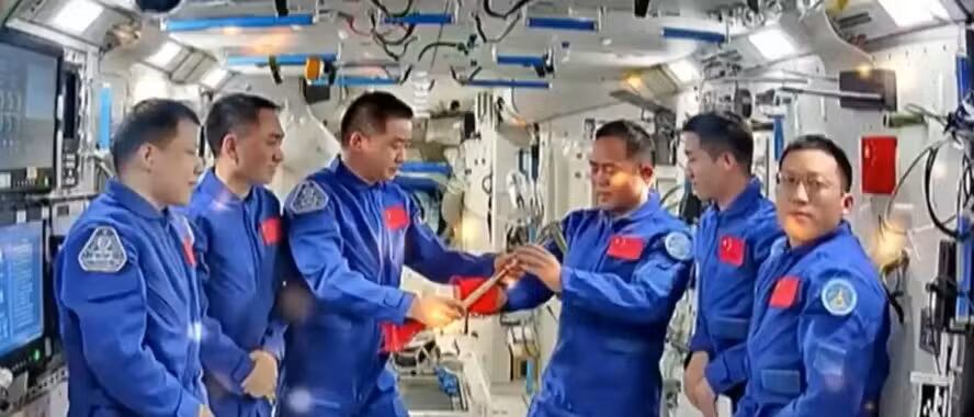 La misión Shenzhou-20 de China se encuentra en pausa tras ser golpeada por un fragmento orbital. Técnicos evalúan daños antes de autorizar el regreso.