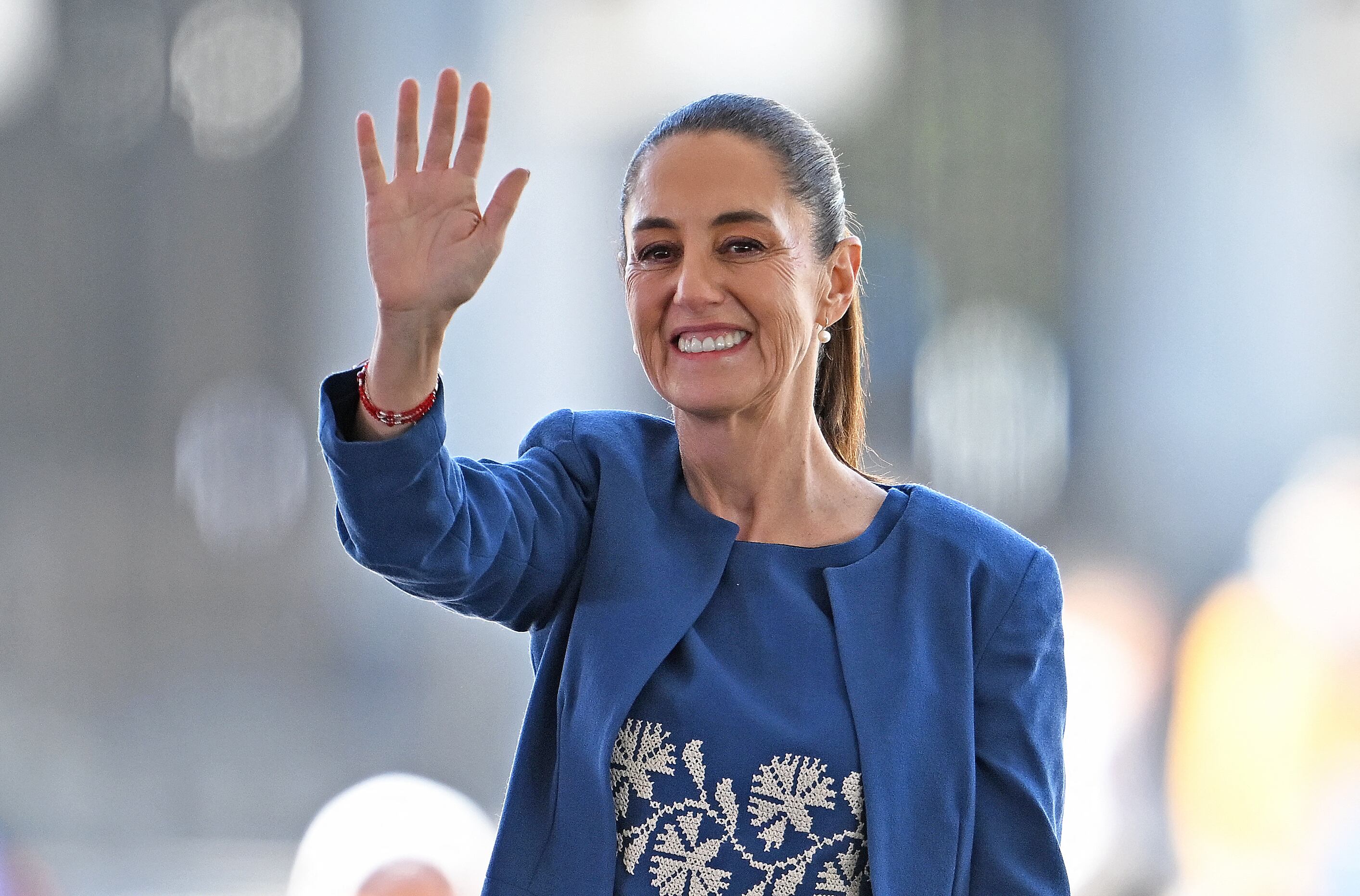 La presidenta Claudia Sheinbaum lanza el programa "Sí al desarme, sí a la paz" en Ciudad de México, una iniciativa para que los ciudadanos entreguen armas y municiones a cambio de compensación económica, buscando reducir la violencia en el país. Foto: Carl de Souza / AFP