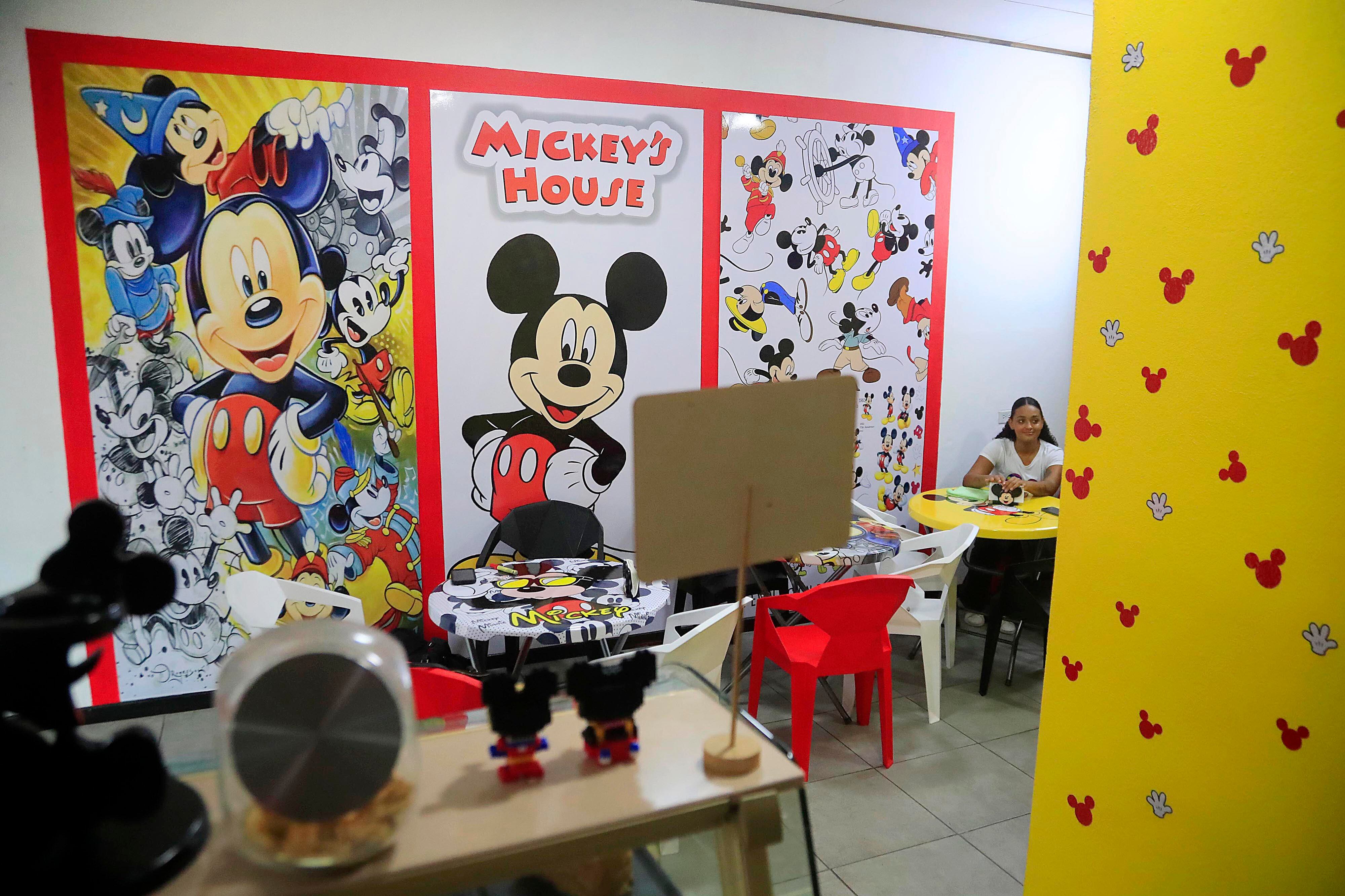 11/10/2023 Cartago. Frente a la esquina noreste de la Basílica de los Angeles abrió sus puertas, hace pocos días, una cafetería muy especial. Se trata de Mickey’s House Cafetería, inspirada en la icónica figura de Disney, donde no solo el ambiente sino la comida y buena atención, lo esperan todos los días hasta las 8:00 p.m.