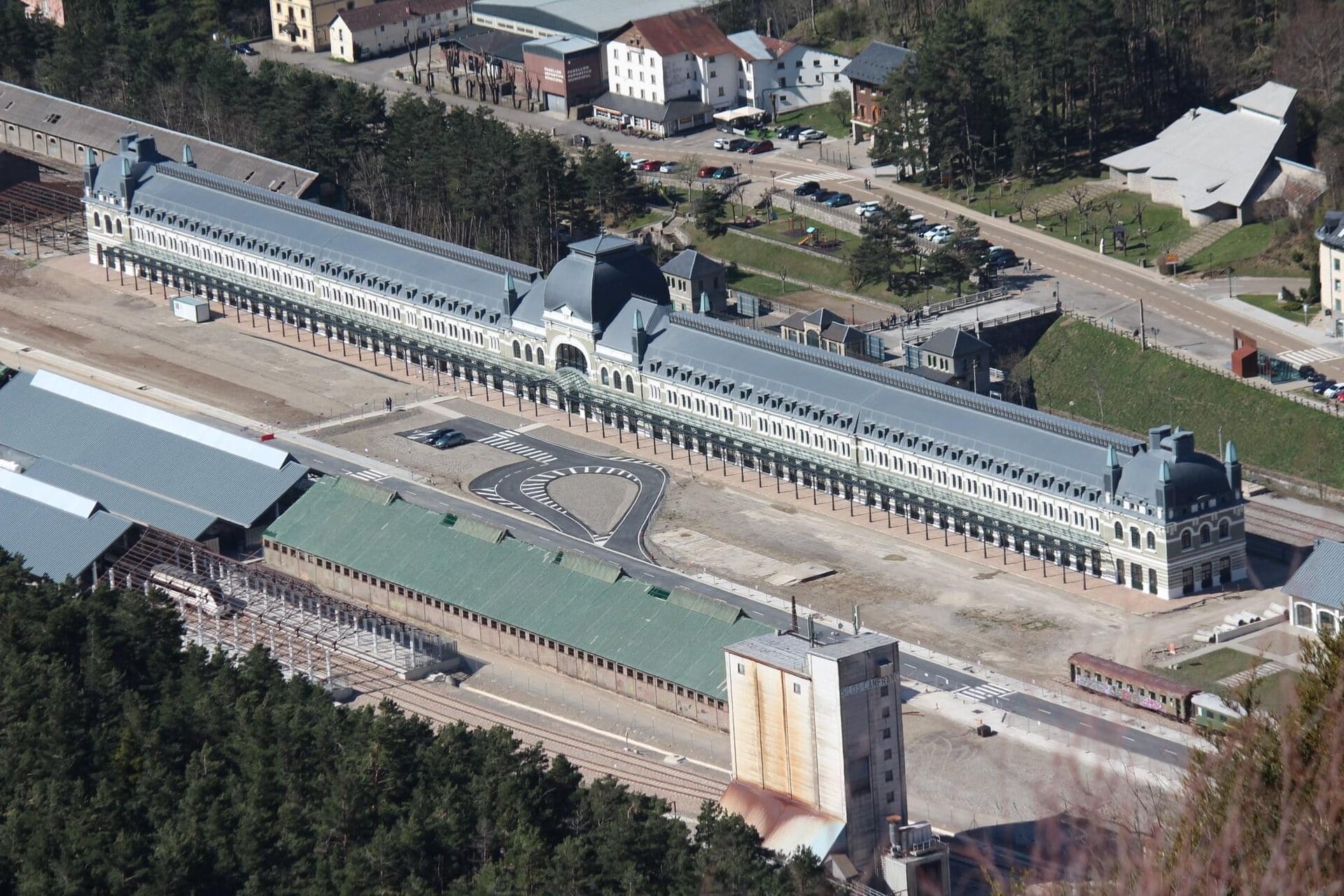 La estación internacional de Canfranc pasó del abandono a convertirse en un hotel cinco estrellas con restaurantes en vagones y 104 habitaciones.