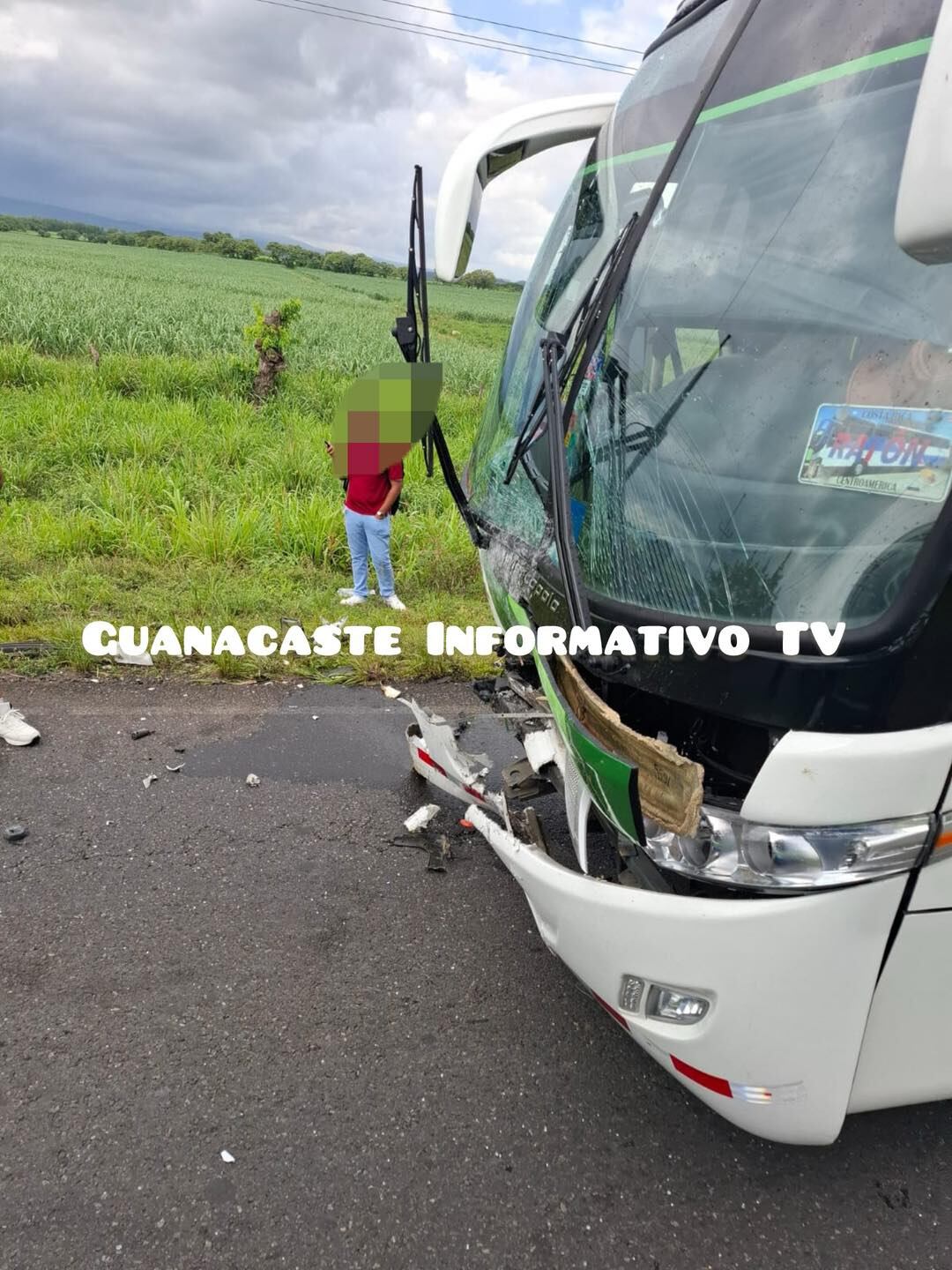 Así quedó la parte frontal del autobús tras la colisión