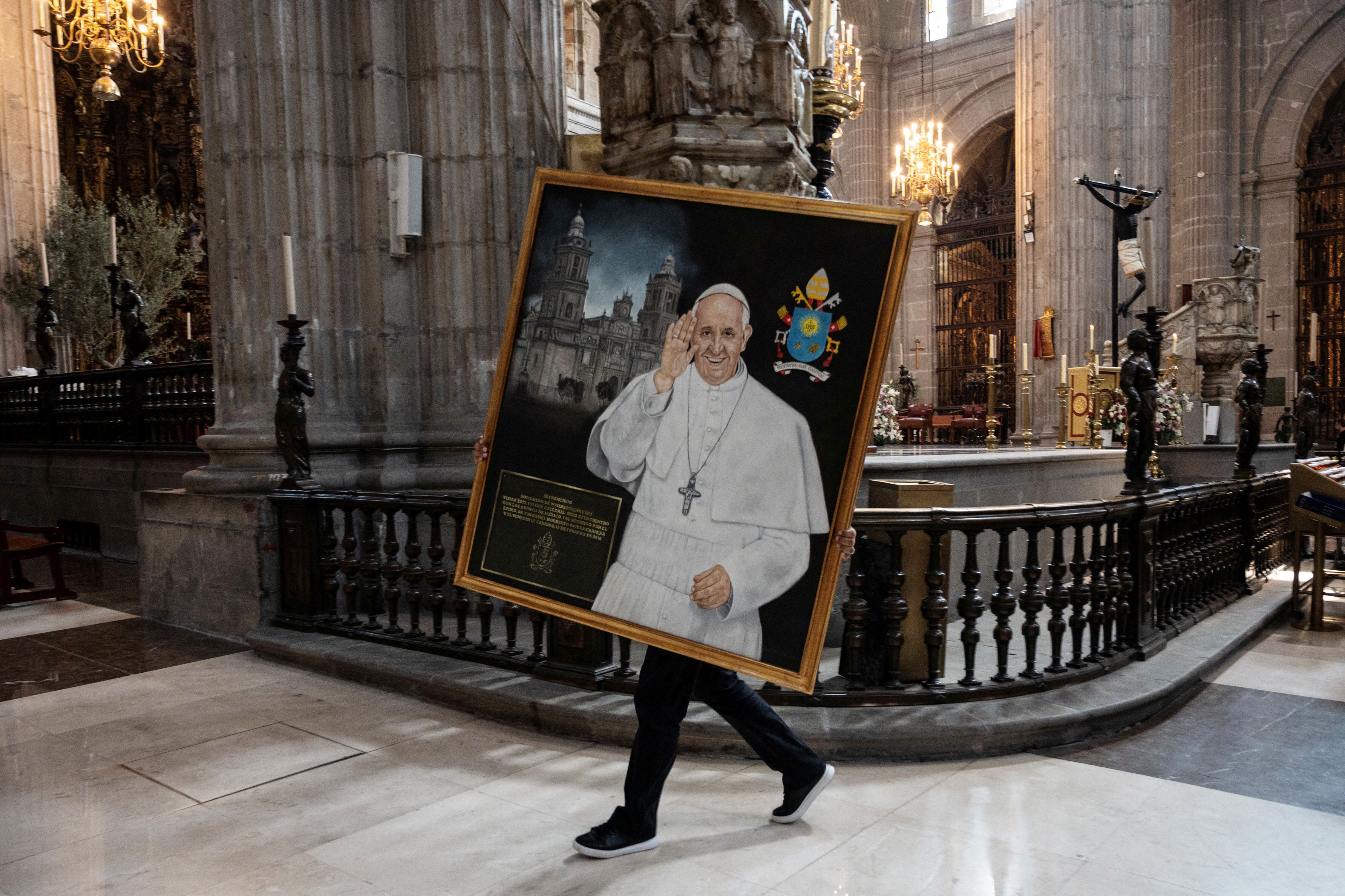 Infografía con las etapas clave de la vida del papa Francisco (Photo by Gal ROMA and David LORY / AFP)