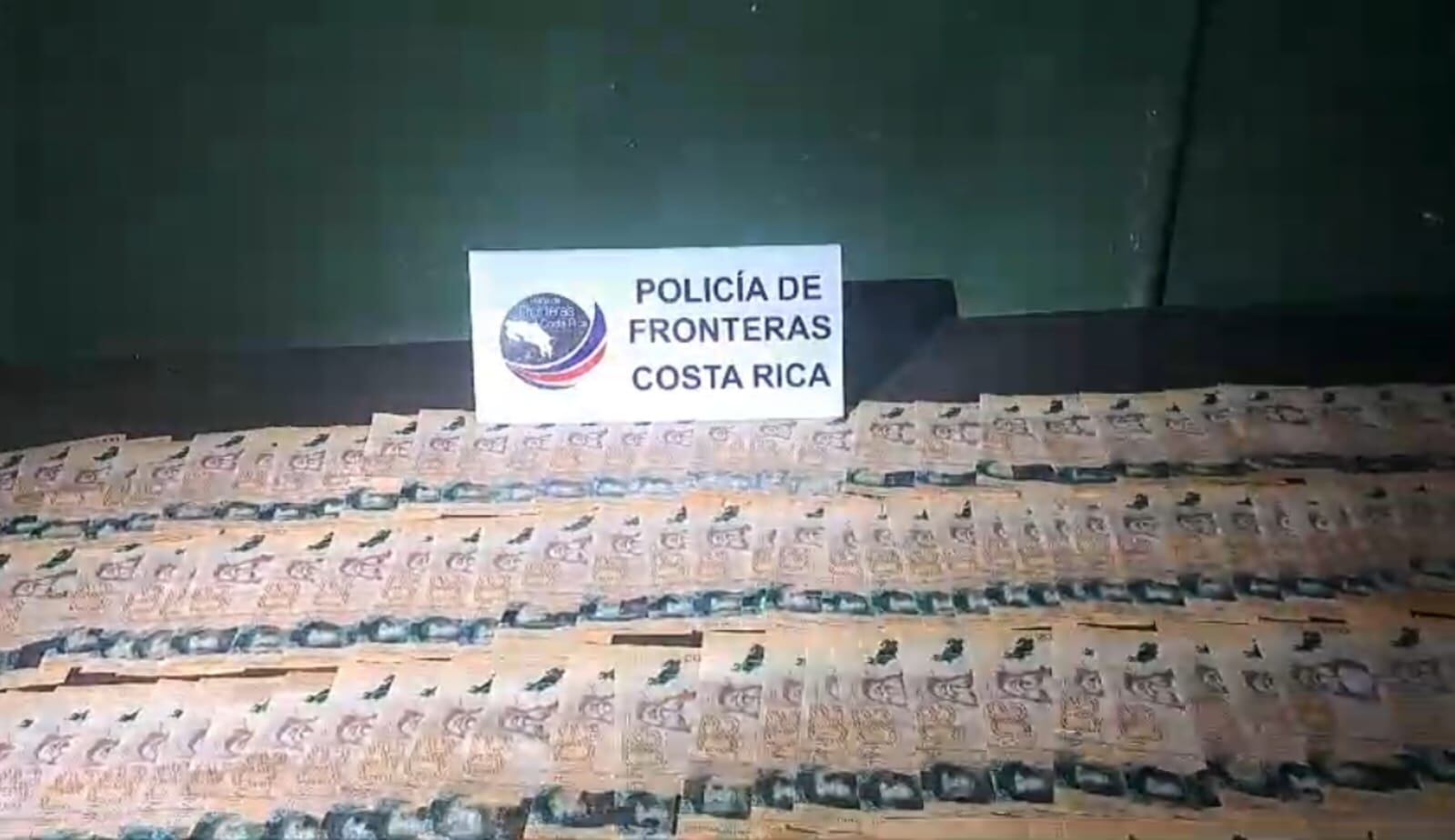 Autoridades costarricenses custodian el decomiso de dinero y mercadería presuntamente ilícitos.