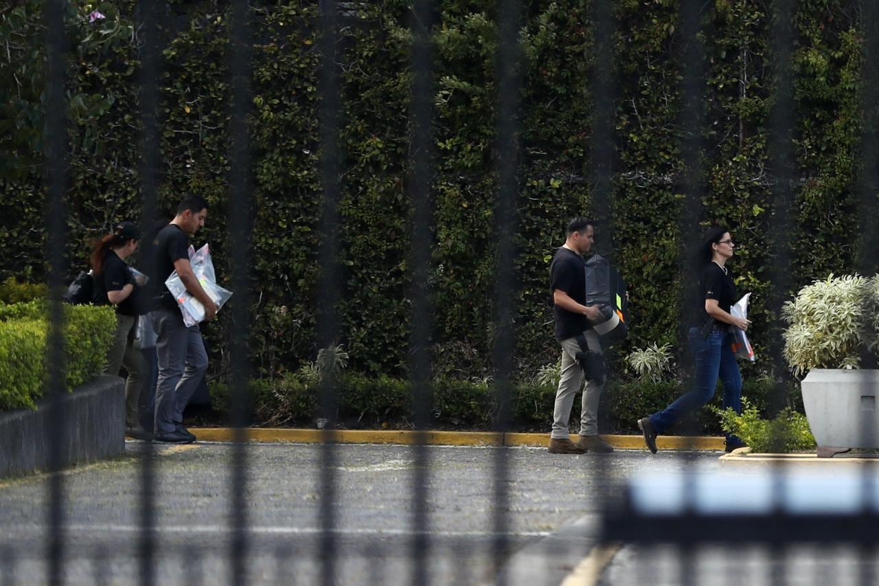 Agentes del Organismo de Investigación Judicial (OIJ) recopilan documentos durante el allanamiento de este viernes en Casa Presidencia. Foto: Jose Cordero.