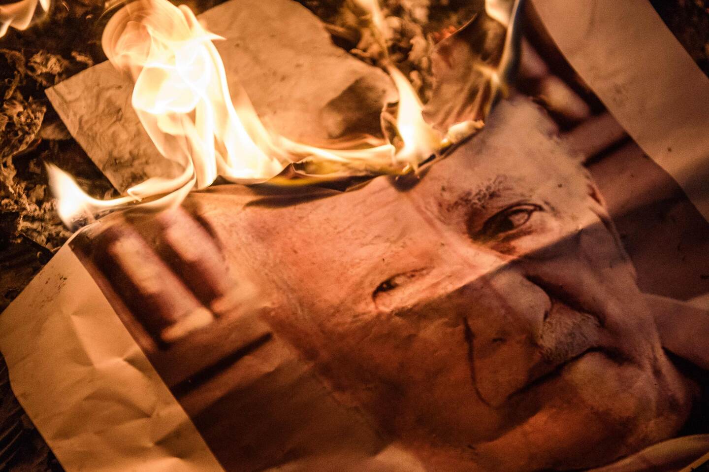 Durante una manifestación el pasado 18 de julio, partidarios de Erdogan quemaron carteles con la fotografía de del predicador estadounidense Gülen, acusado de ser en autor del fallido golpe de Estado.