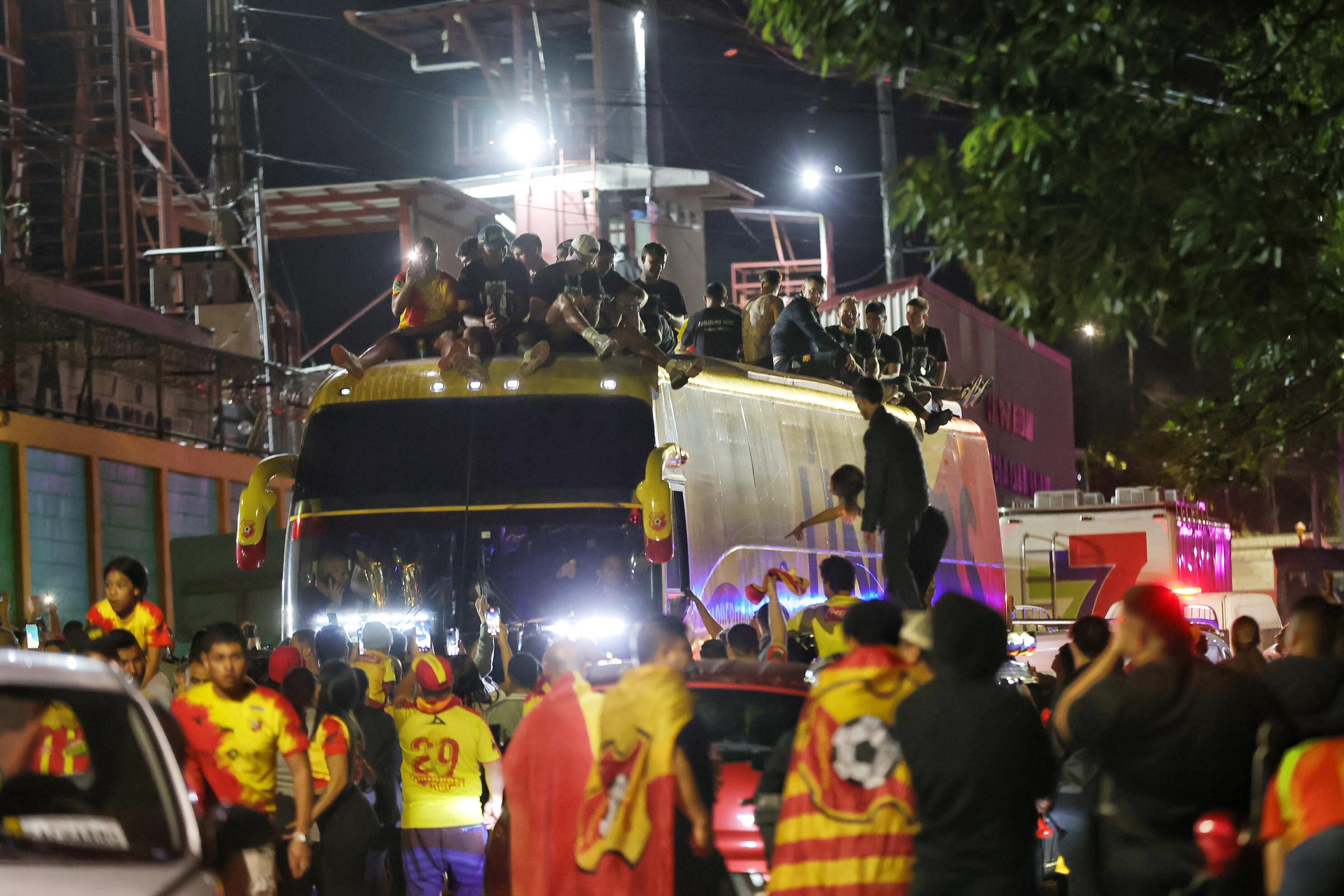 Jugadores del Herediano se subieron el techo del bus para celebrar luego de obtener el título 31.