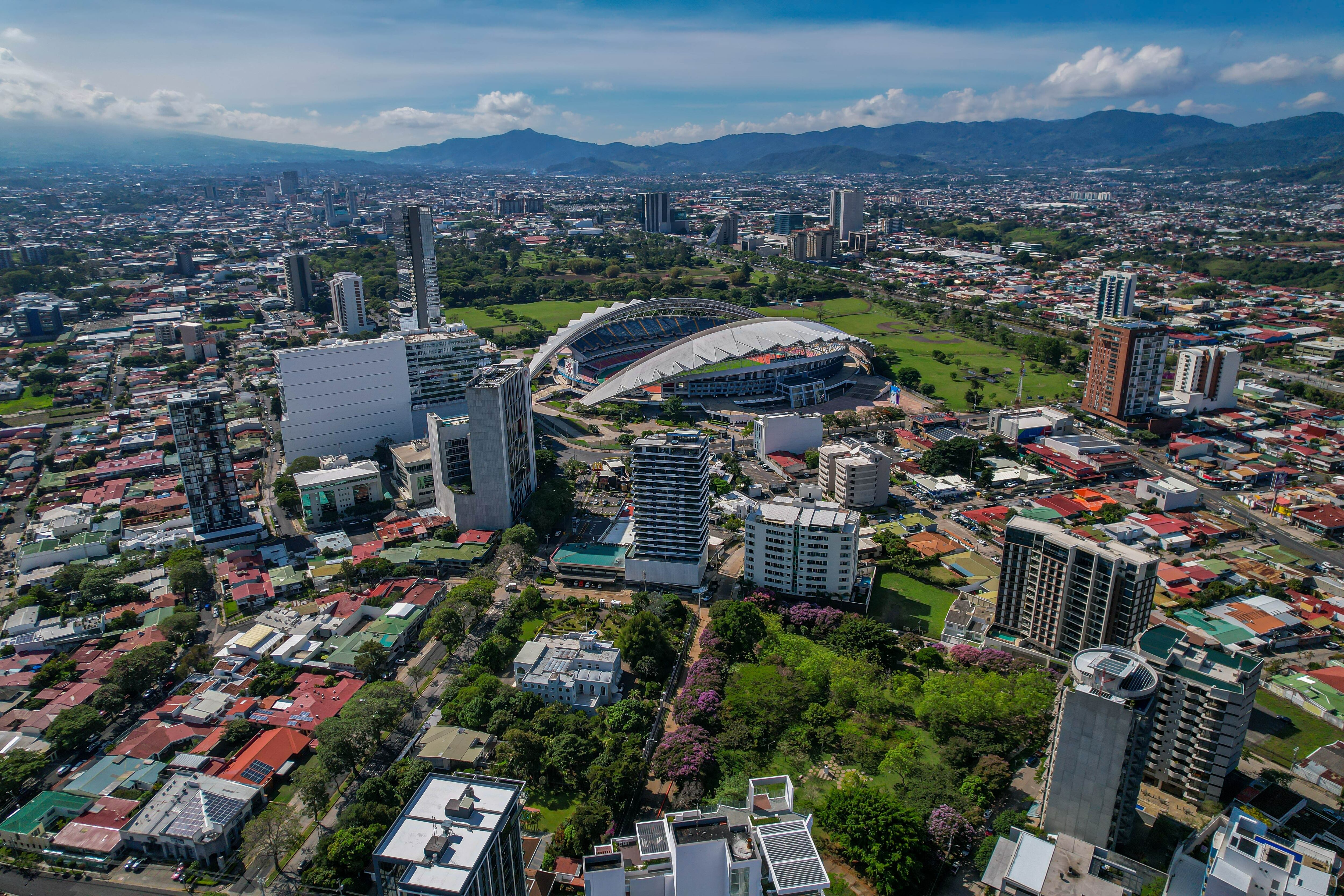 Vista aérea de San José, La Sabana, edificios y casas en la capital 2023