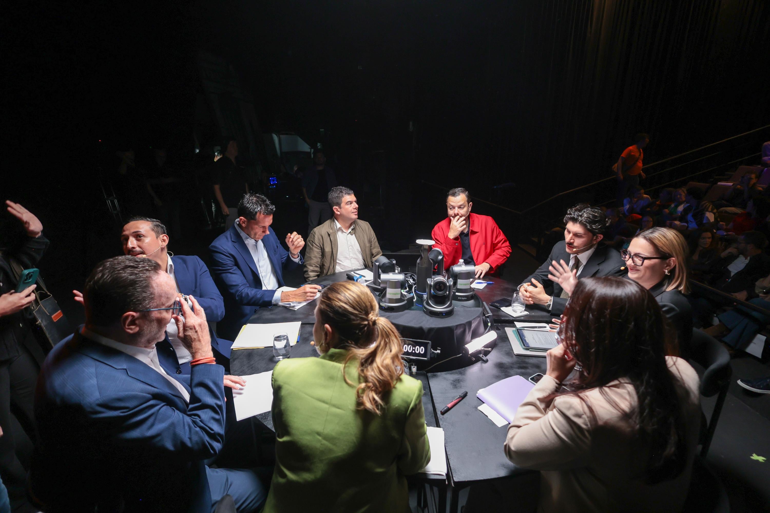 Claudia Dobles (CAC), Eli Feinzaig (PLP), Ariel Robles (FA), Jose Aguilar (Avanza), Álvaro Ramos (PLN) y Juan Carlos Hidalgo (PUSC) participan en el debate de No Pasa Nada este miércoles 28 de enero.