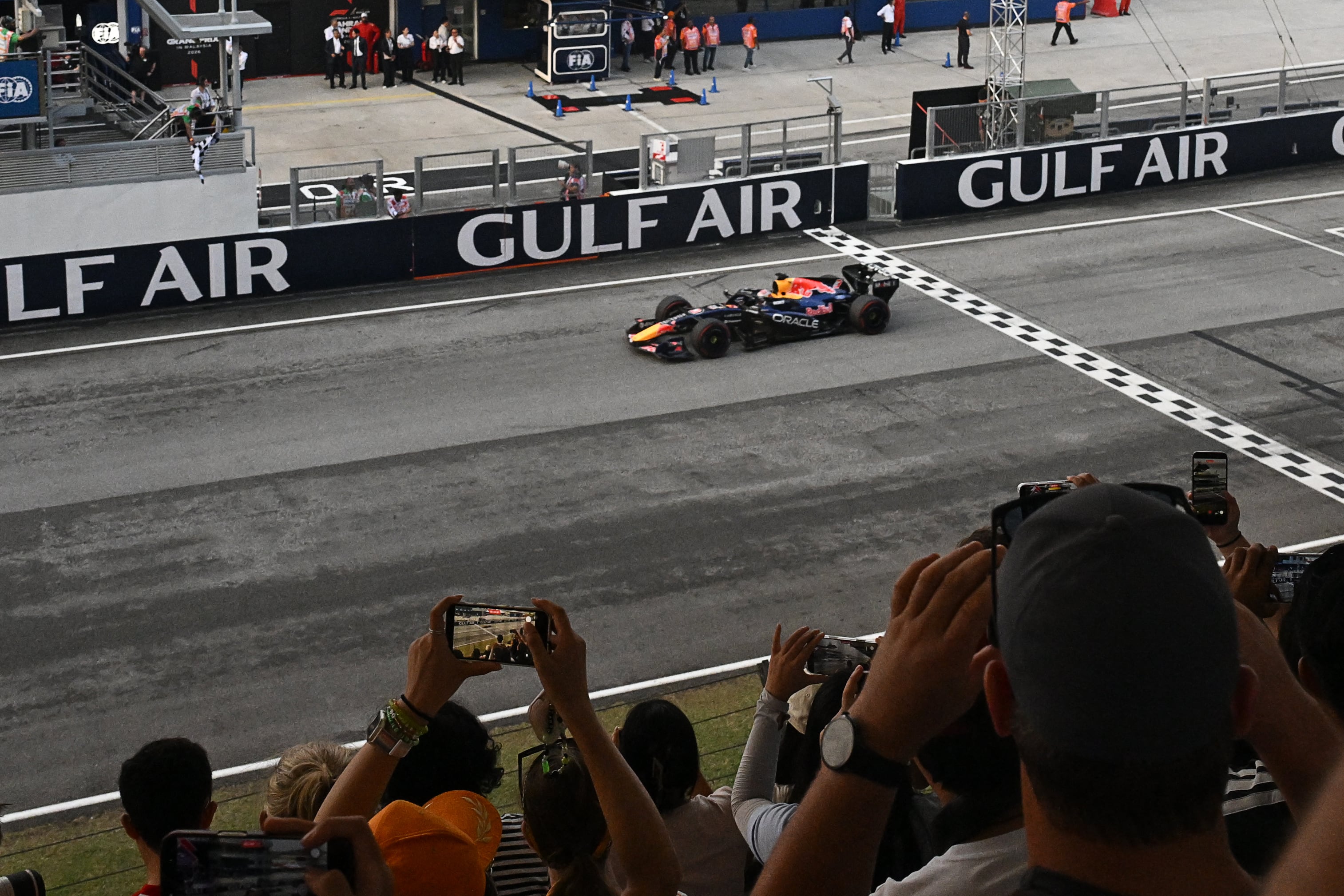 El piloto neerladés de Red Bull, Max Verstappen, cruza la línea en primer lugar en el Gran Premio de Baréin, disputado en el Circuito de Sepang.