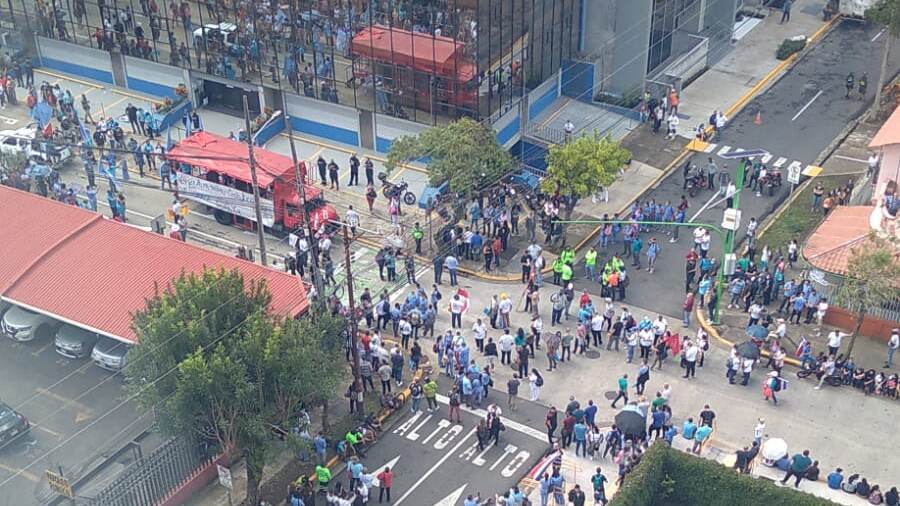 Huelga de funcionarios de la CCSS