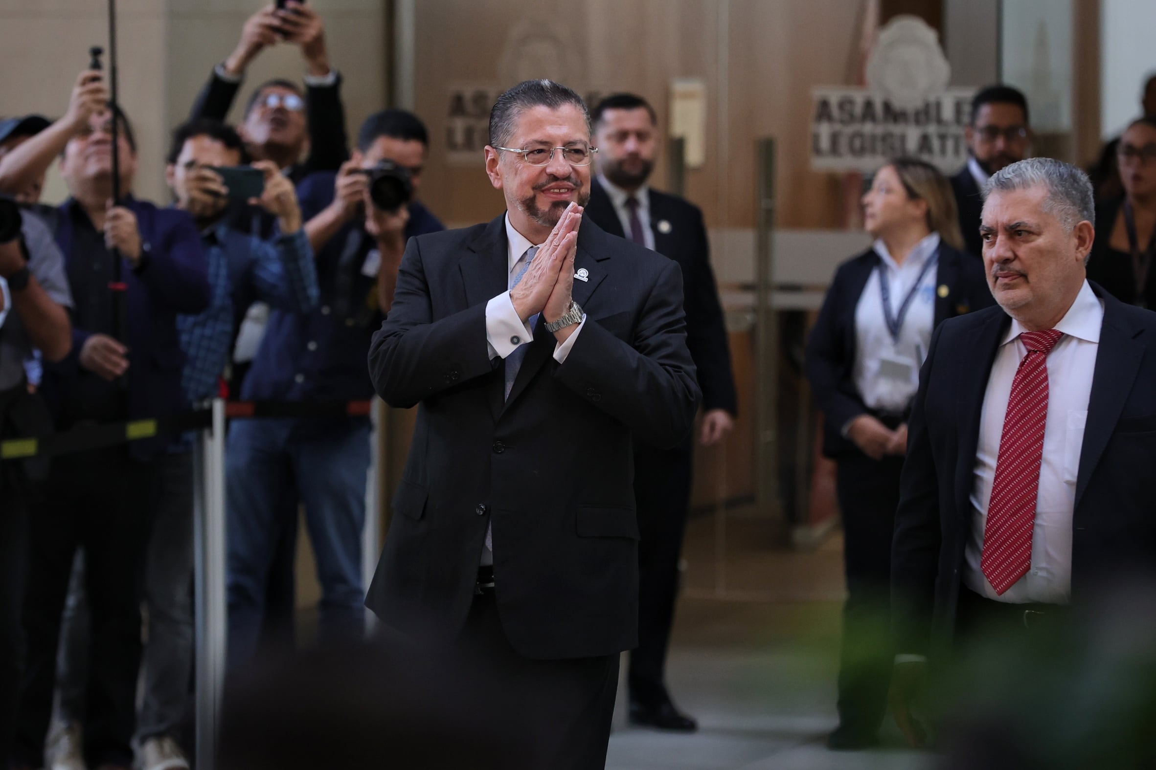 22/08/2025 El presidente de la República, Rodrigo Chaves, comparece hoy en el Salón de Expresidentes y Expresidenta de la República, ante la comisión legislativa especial encargada de determinar si procede abrirle una causa penal en su contra. y ministro de Cultura Jorge Rodríguez. Foto John Durán
