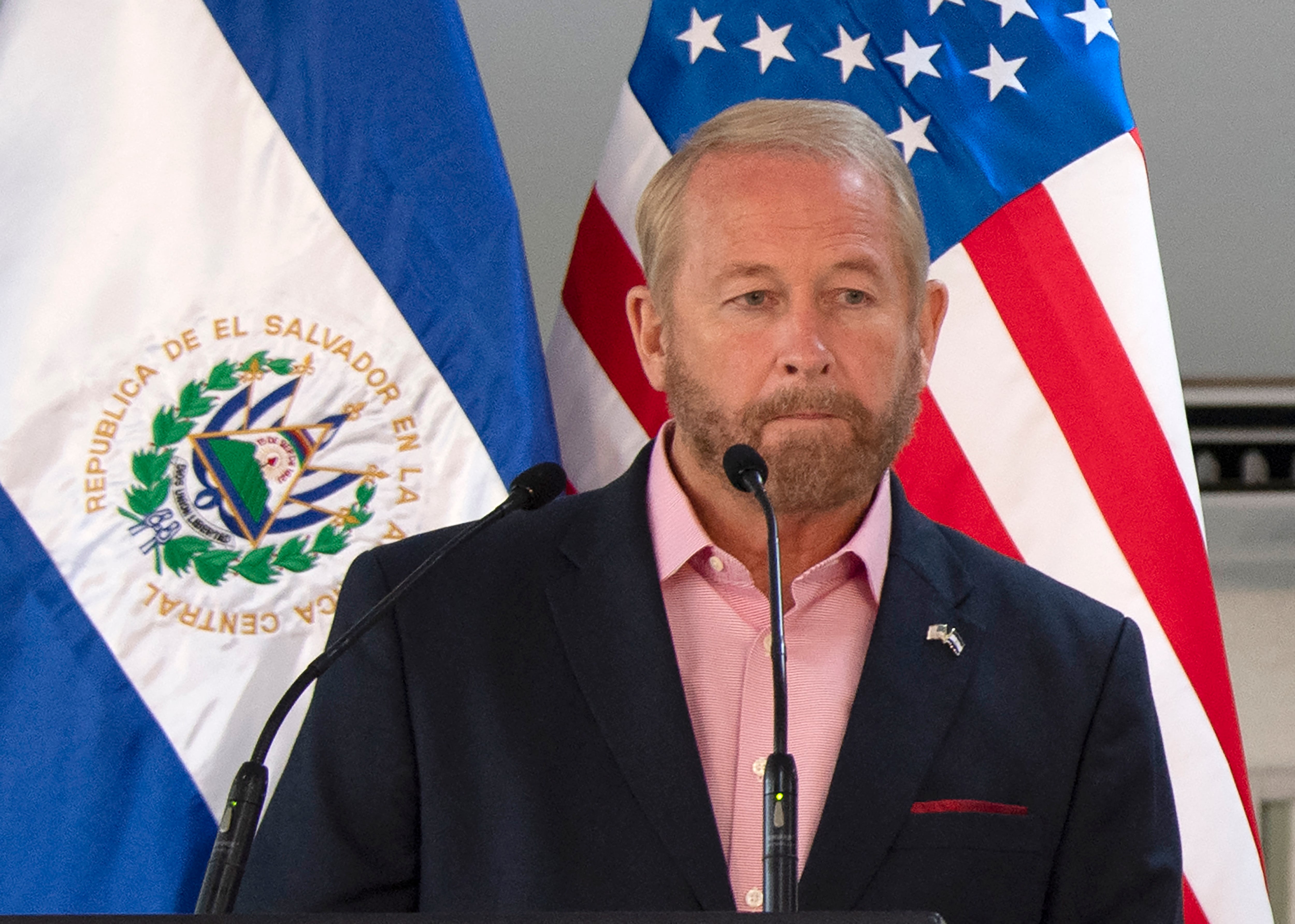 Ronald Johnson, embajador de Estados Unidos en El Salvador, frente a las banderas de El Salvador y Estados Unidos, durante una conferencia de prensa en San Salvador en mayo del 2020.