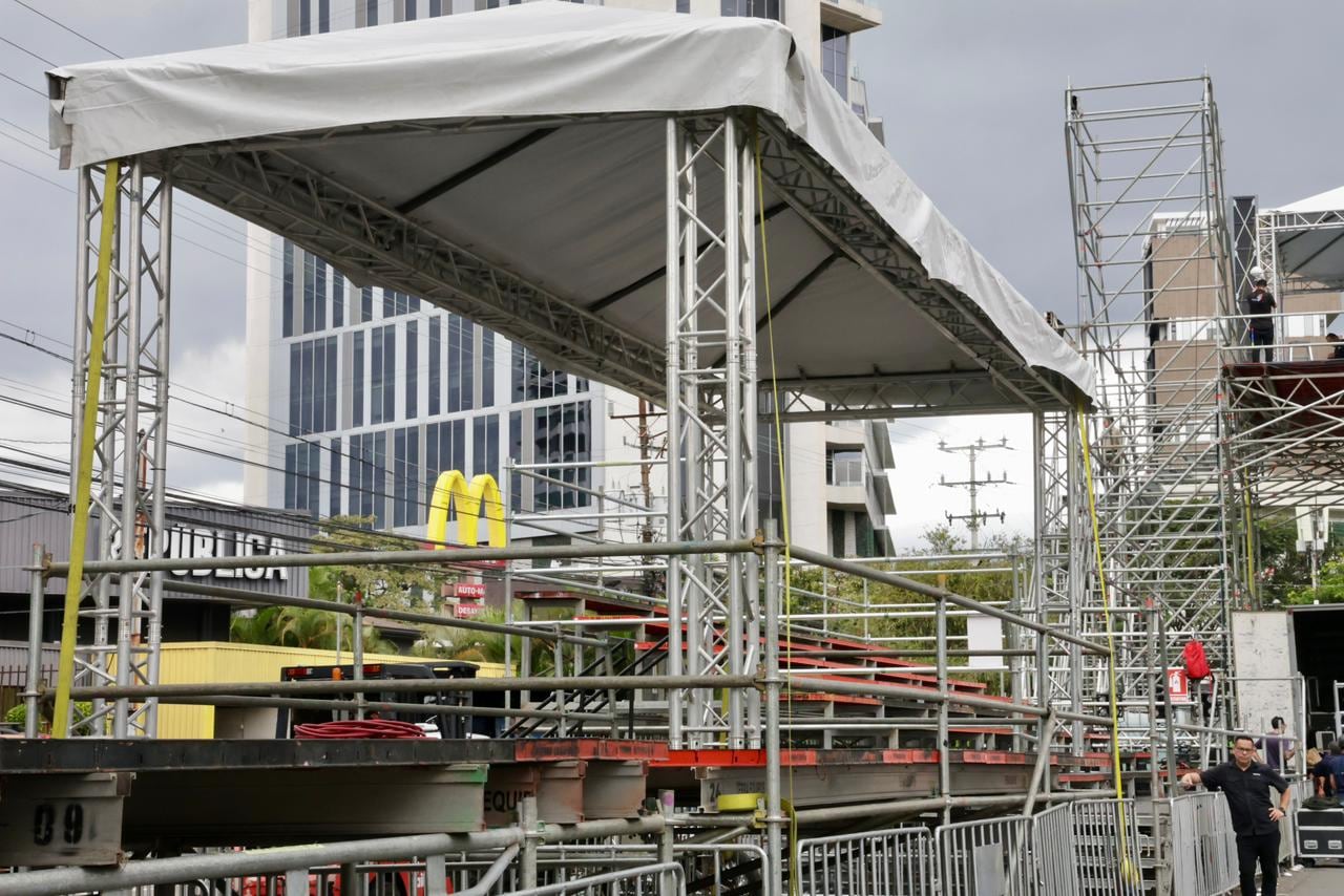 Trabajadores avanzan con el montaje de tarimas y graderías alrededor del Parque Metropolitano La Sabana como parte de los preparativos para el Festival de la Luz 2025 de San José. Foto del 12 de diciembre de 2025.