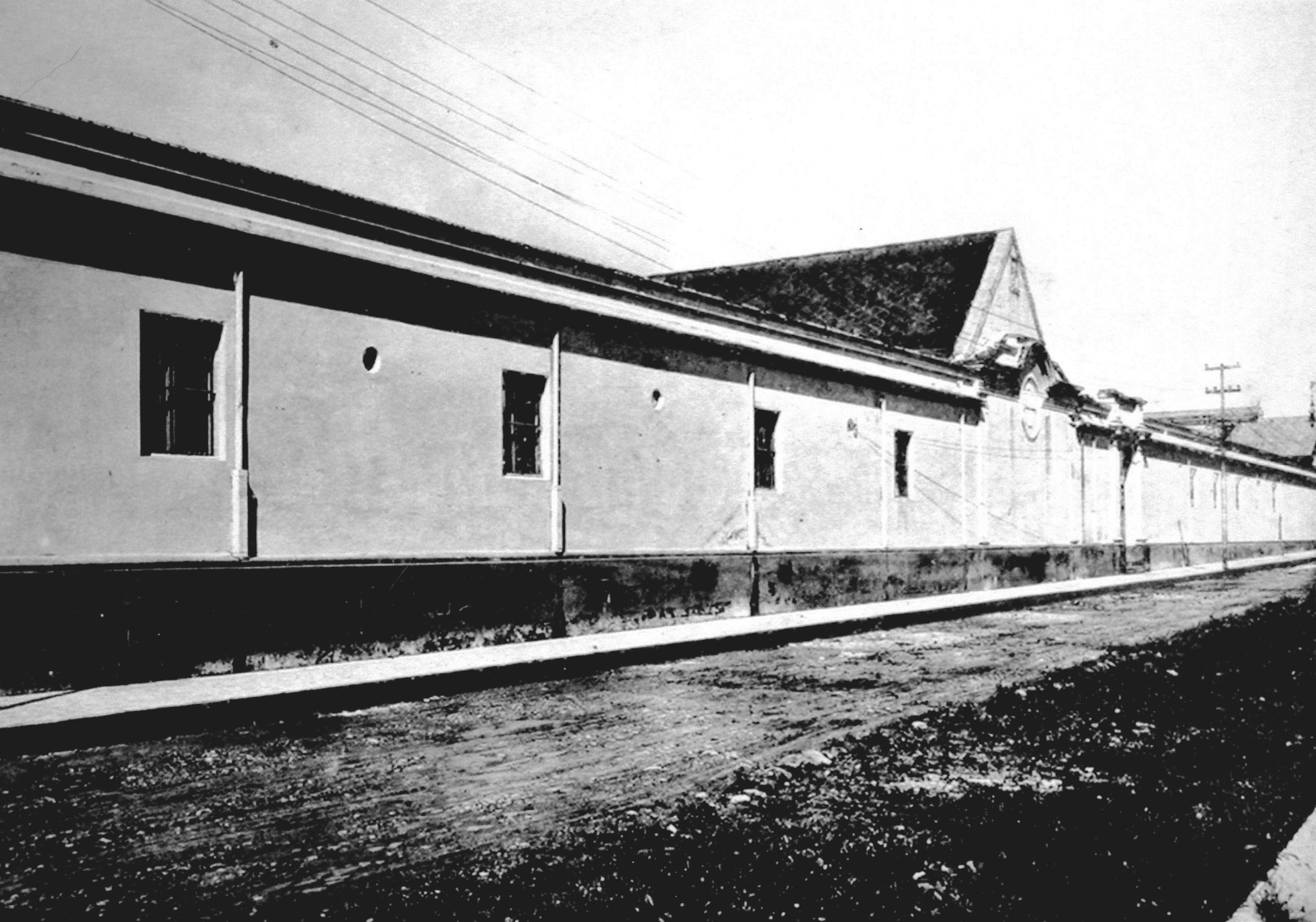 Hospicio de Huérfanos de San José, al costado norte de la Estación del Ferrocarril al Atlántico, en barrio Aranjuez.