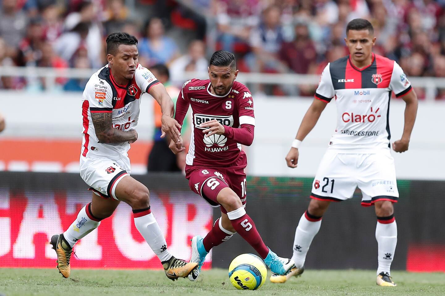 28/01/2017, San José, Estadio Nacional, partido de la jornada 7 del torneo de clausura 2018 entre el Deportivo Saprissa y la Liga Deportiva Alajuelense. En la fotografía Luis Garrido LDA y Marvin Angulo DS. Fotografía José Cordero